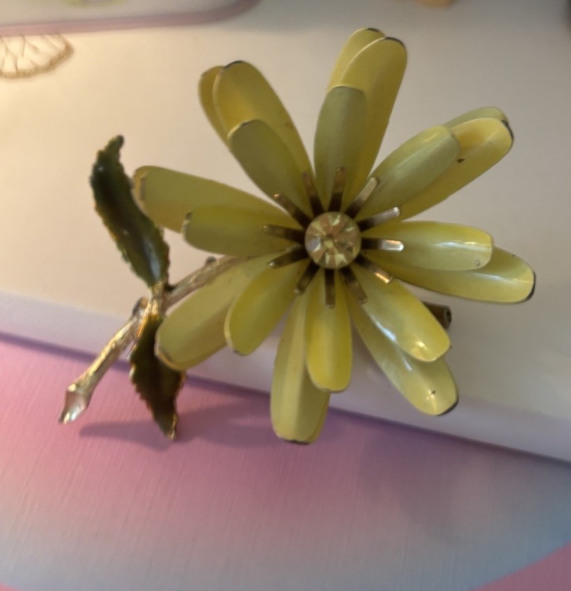 VTG CORO Yellow Enamel Daisy Flower Brooch Pin with Green Leaves 3.5 in