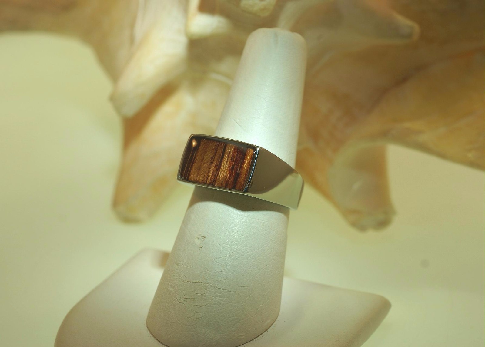 9.5MM TUNGSTEN CARBIDE INLAID RECTANGLE HAWAIIAN ACACIA KOA WOOD CIGAR BAND RING