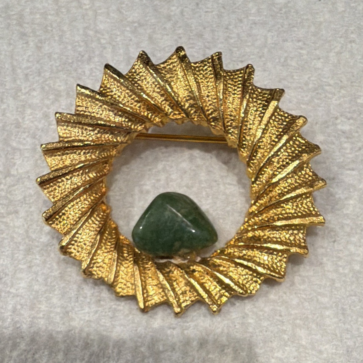 Vintage Gold Tone Textured Round Wreath Brooch Pin w/ Green Cabochon Stone