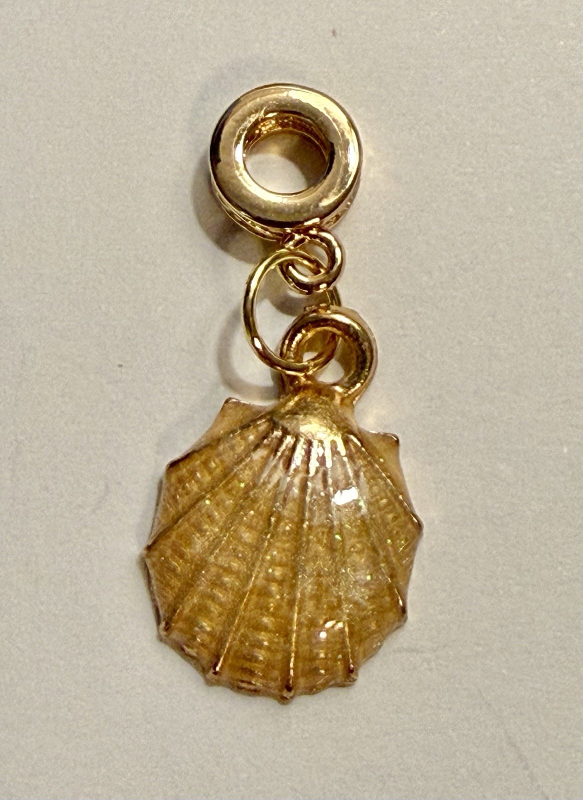 Charm / pendant dark beige clam shell – enamel & metal – gold-tone. New!
