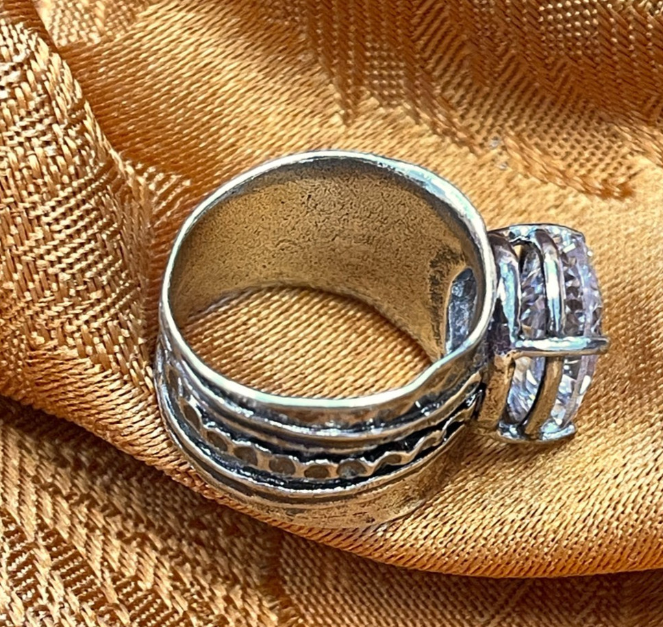 Beautiful 925 silver ring with oval clear stone. sizes 5 to 10. NEW!!!