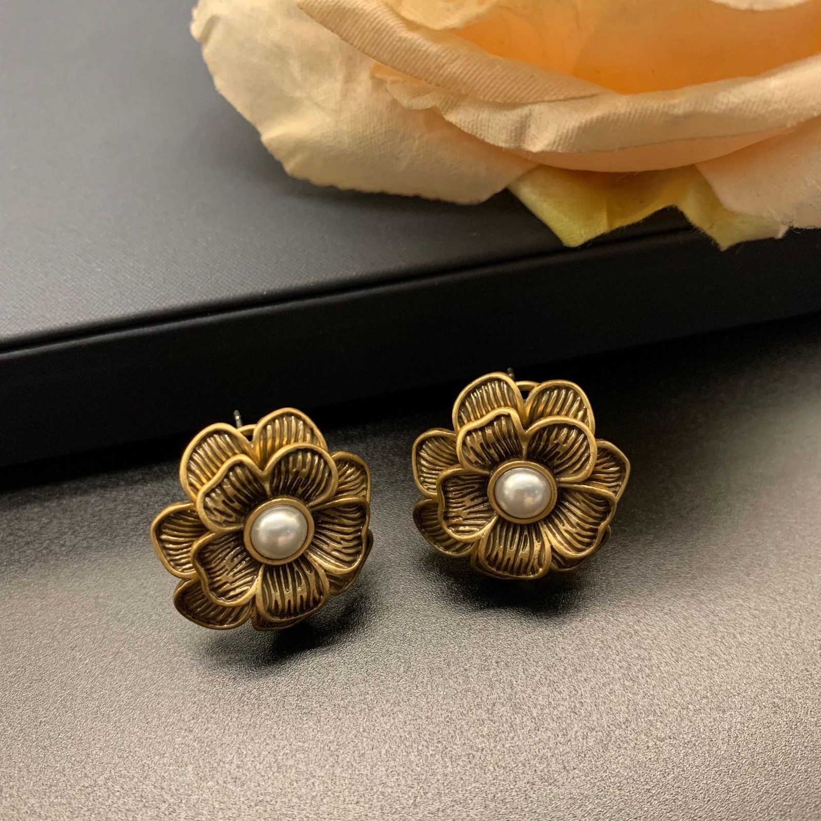 Retro Pure Copper Flower Shaped Earrings Studs Exquisite Women Jewelry Gifts