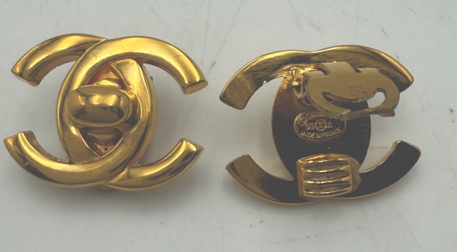 CHANEL 1996 CC Gold Turnlock Clip-On Earrings RARE