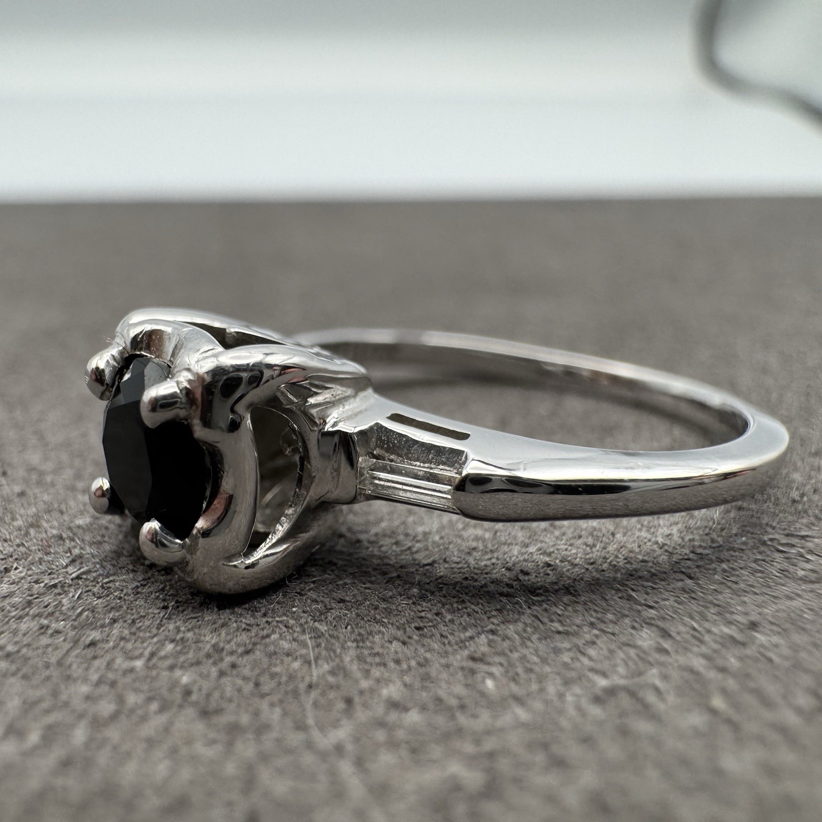 Vintage 14K White Gold Round Black Onyx Baguette Diamond Solitaire Ring