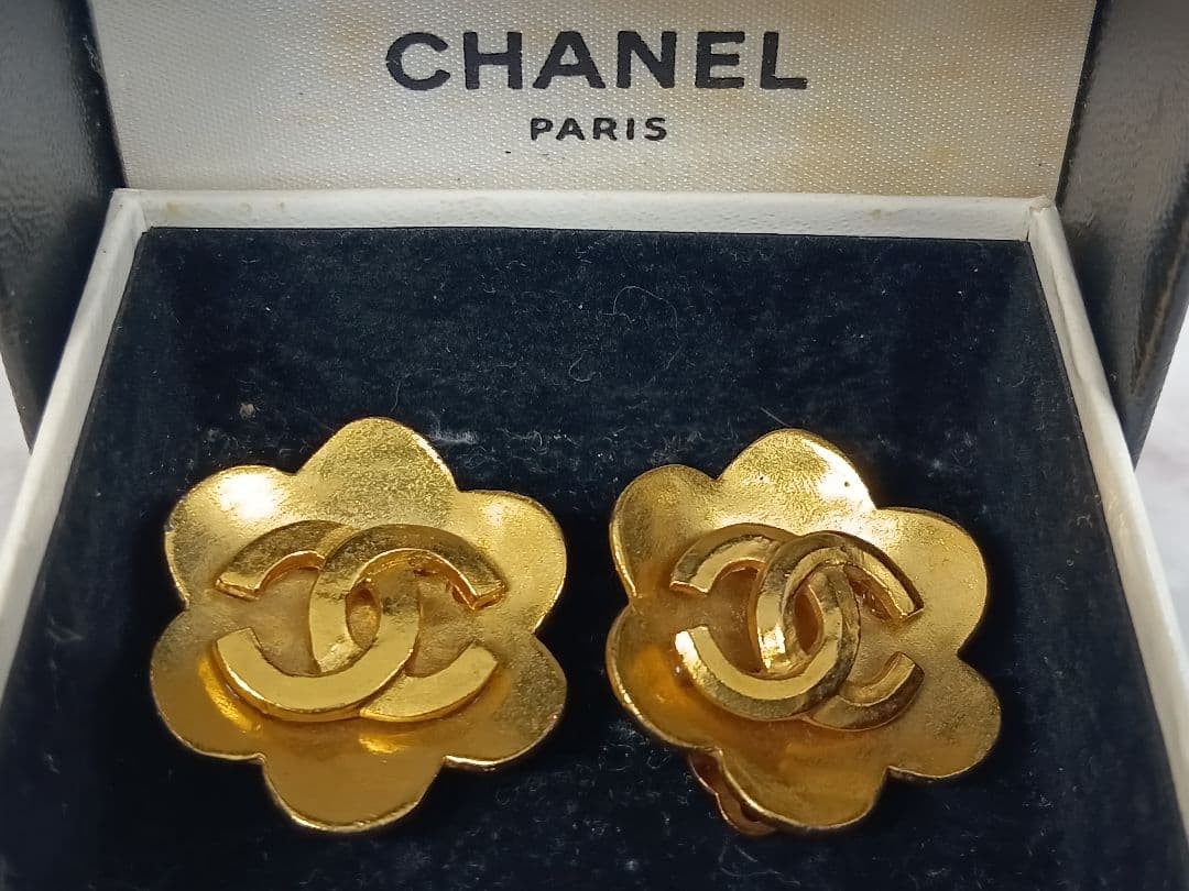 CHANEL Coco Mark 96P Flower Gold Clip Earrings Vintage Box Excellent Condition