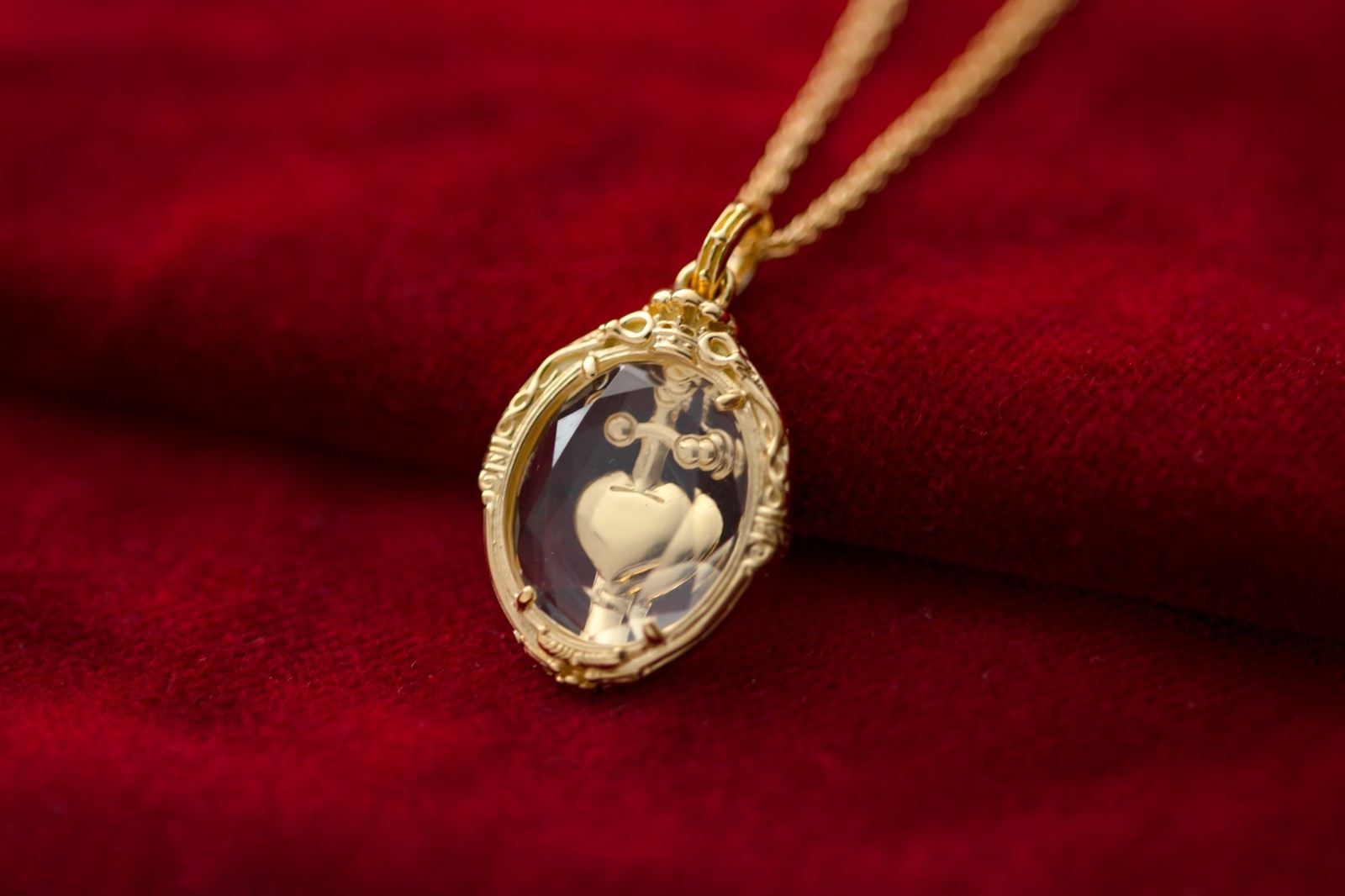 Disney X RockLove NEW ‘Snow White’ Dagger Heart Intaglio Pendant Necklace Gold