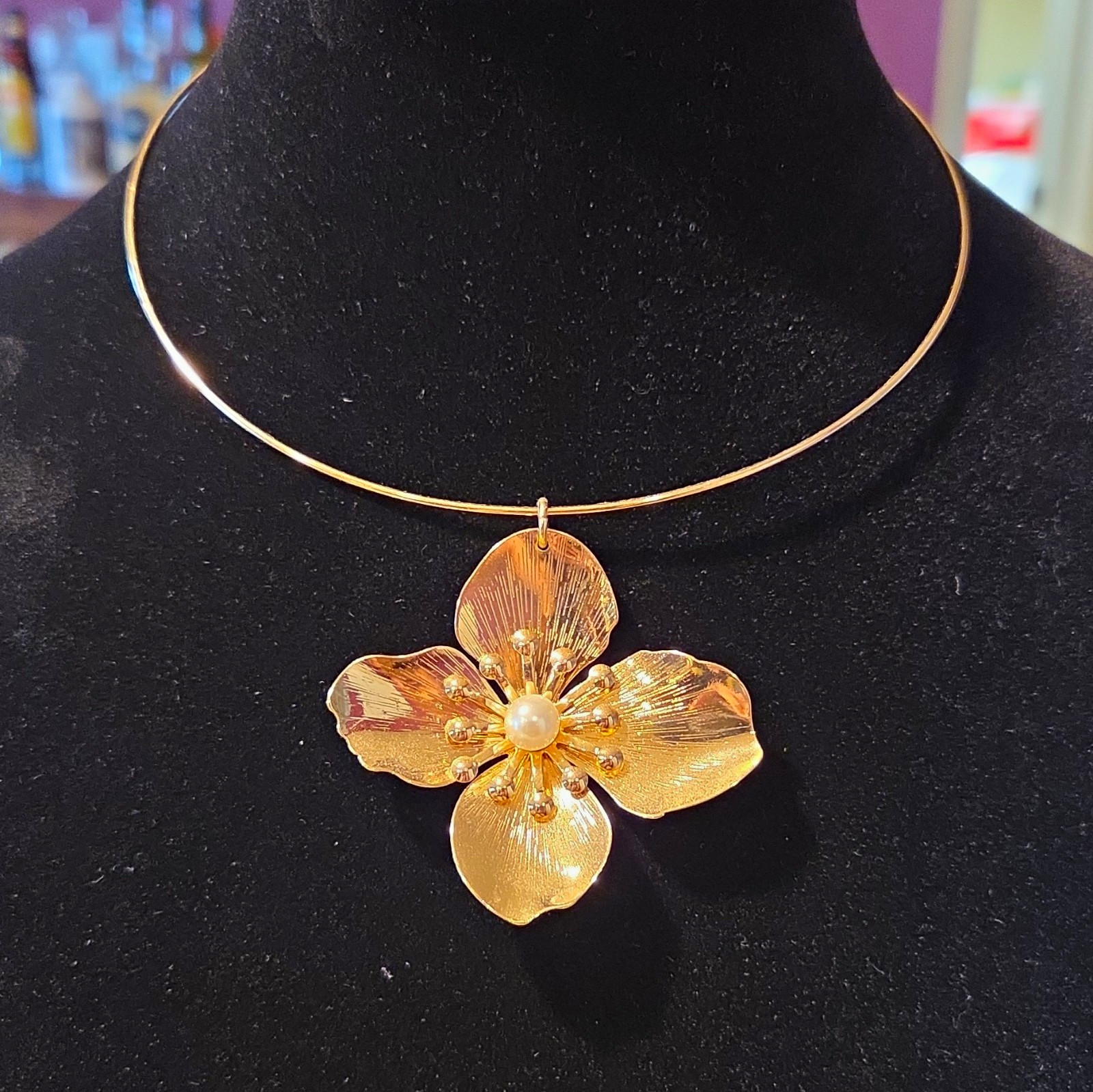 Gold Tone Flower Pendant Wire Choker Necklace White Round Pearl Adjustable