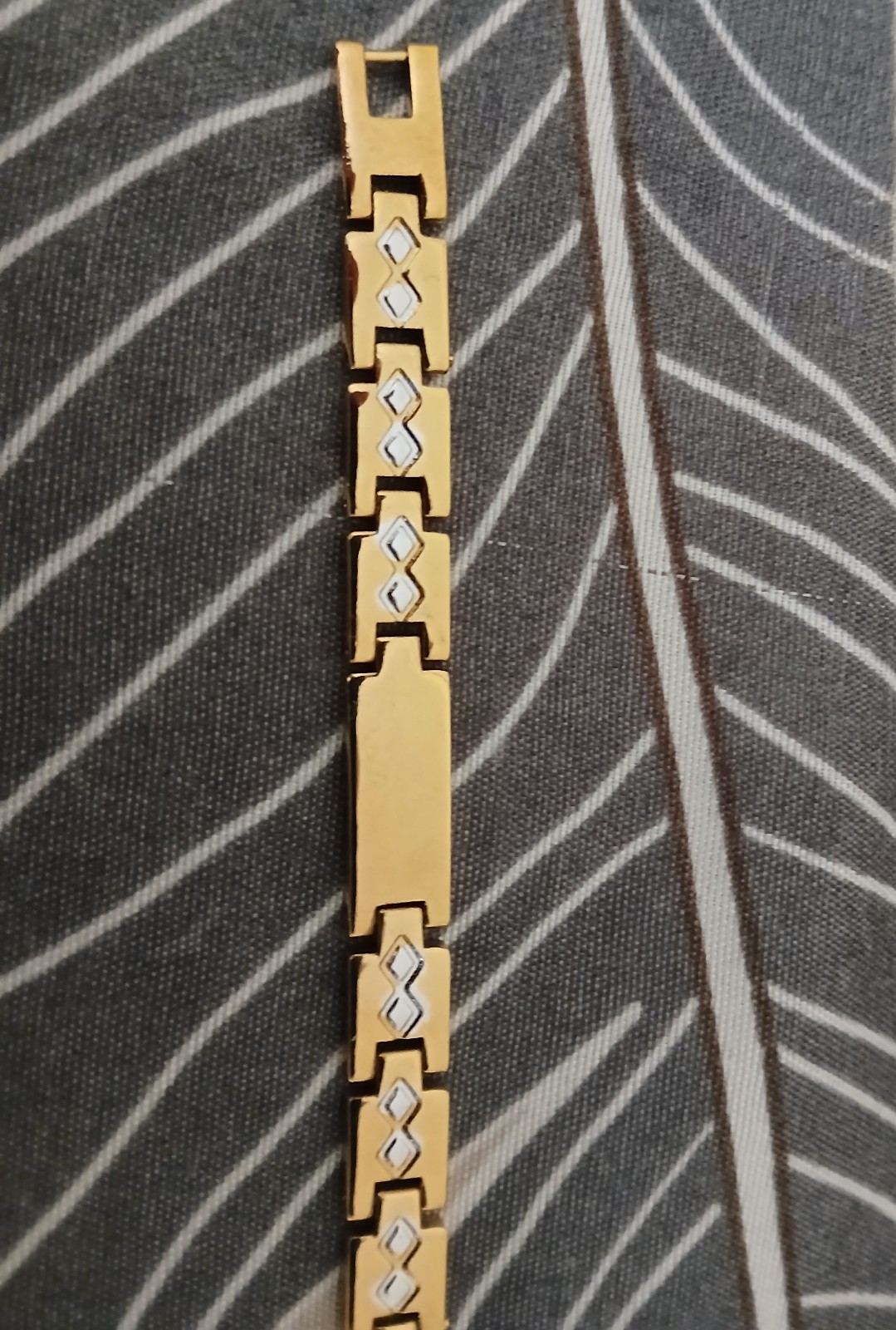 Men’s Gold and Silver-Plated Bracelet with Carved Silver Links, 19.5 cm Long.