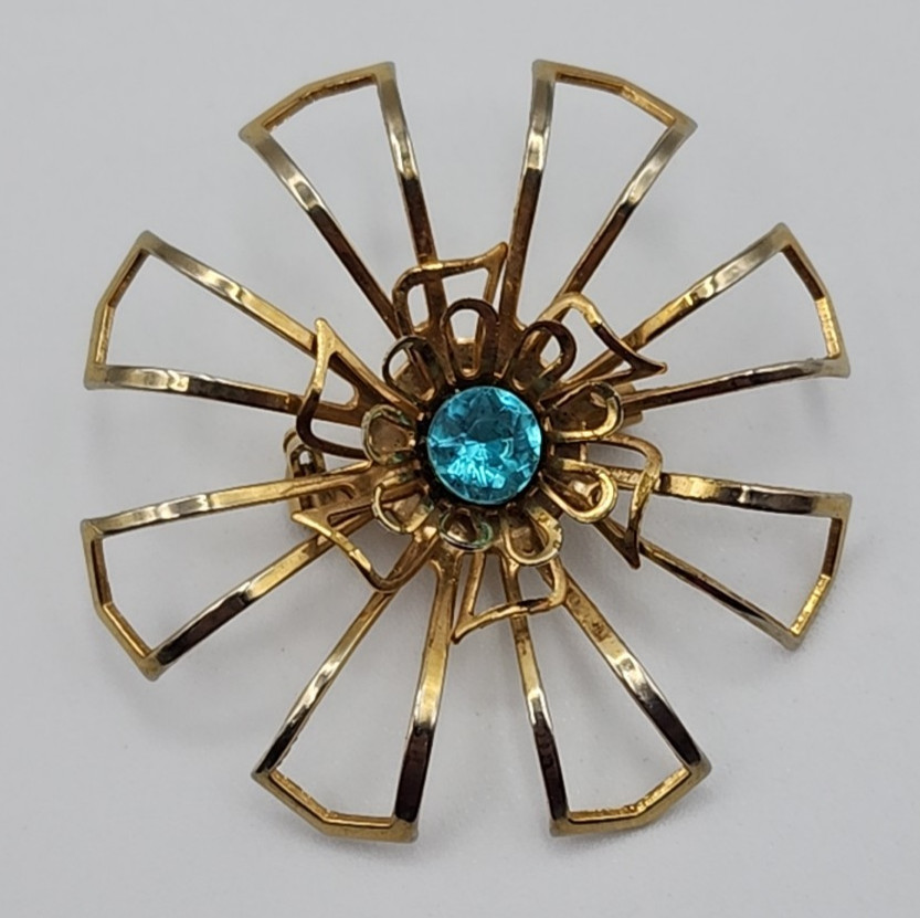 Gold Tone Trace Petals Flower Brooch Blue Rhinestone ca 1 3/4″ Diameter