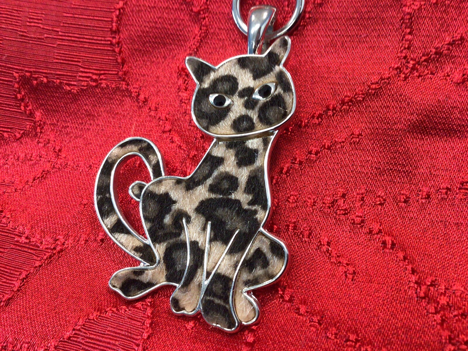 Wearable Art Pendant By Roman Silver Tone Fur detail CAT w 30” Chain NWOT