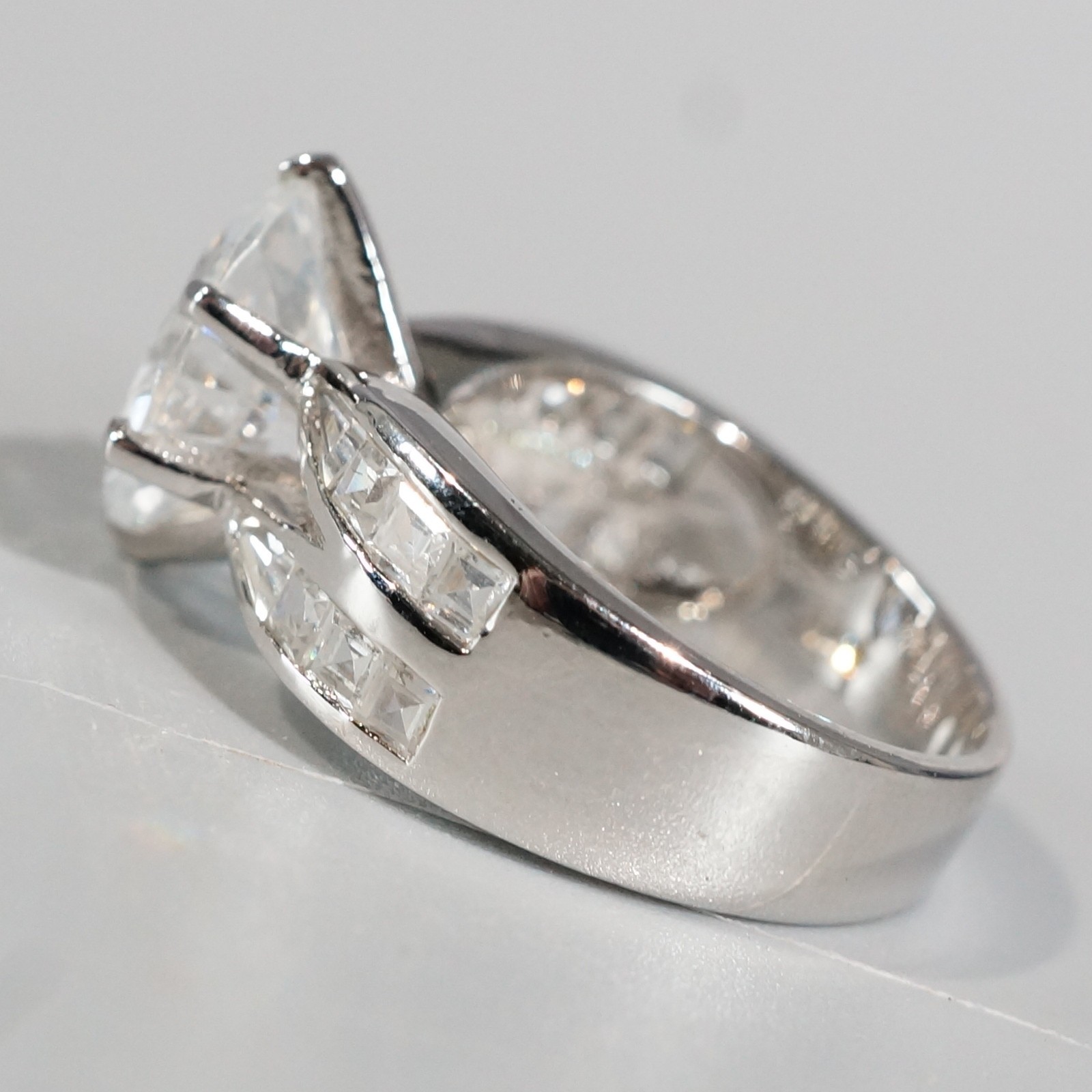 ATI Sterling Silver 925 Clear Oval And Chanel Set Cocktail Ring Sz 7 7g