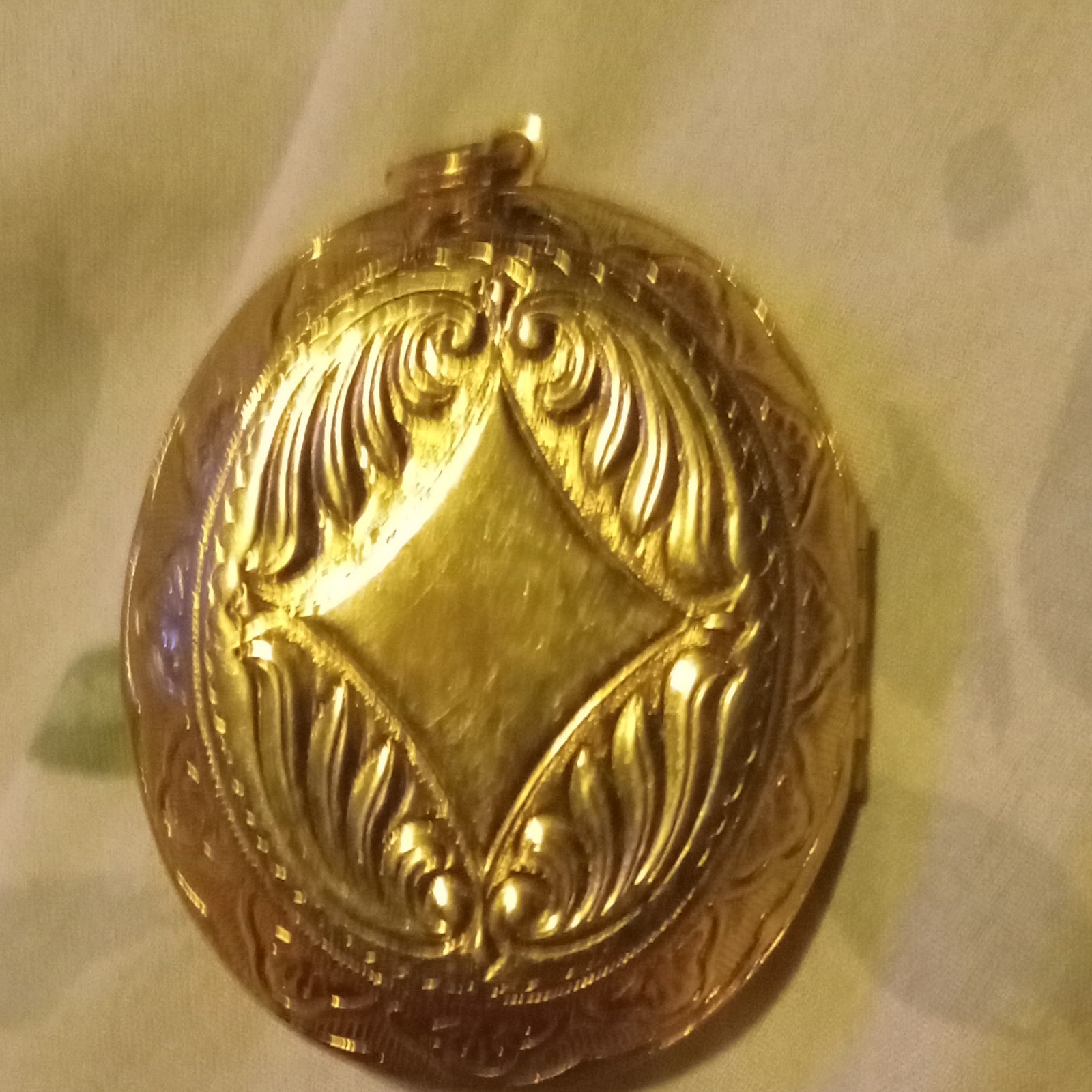 Vintage Gold Tone Engraved Ornate Oval Photo Locket Pendant Metal