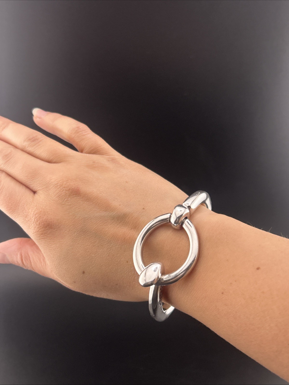 Solid Silver Plated UNOde50 “Hooked On A Feeling” Shackle- Shaped Clasp Bracelet
