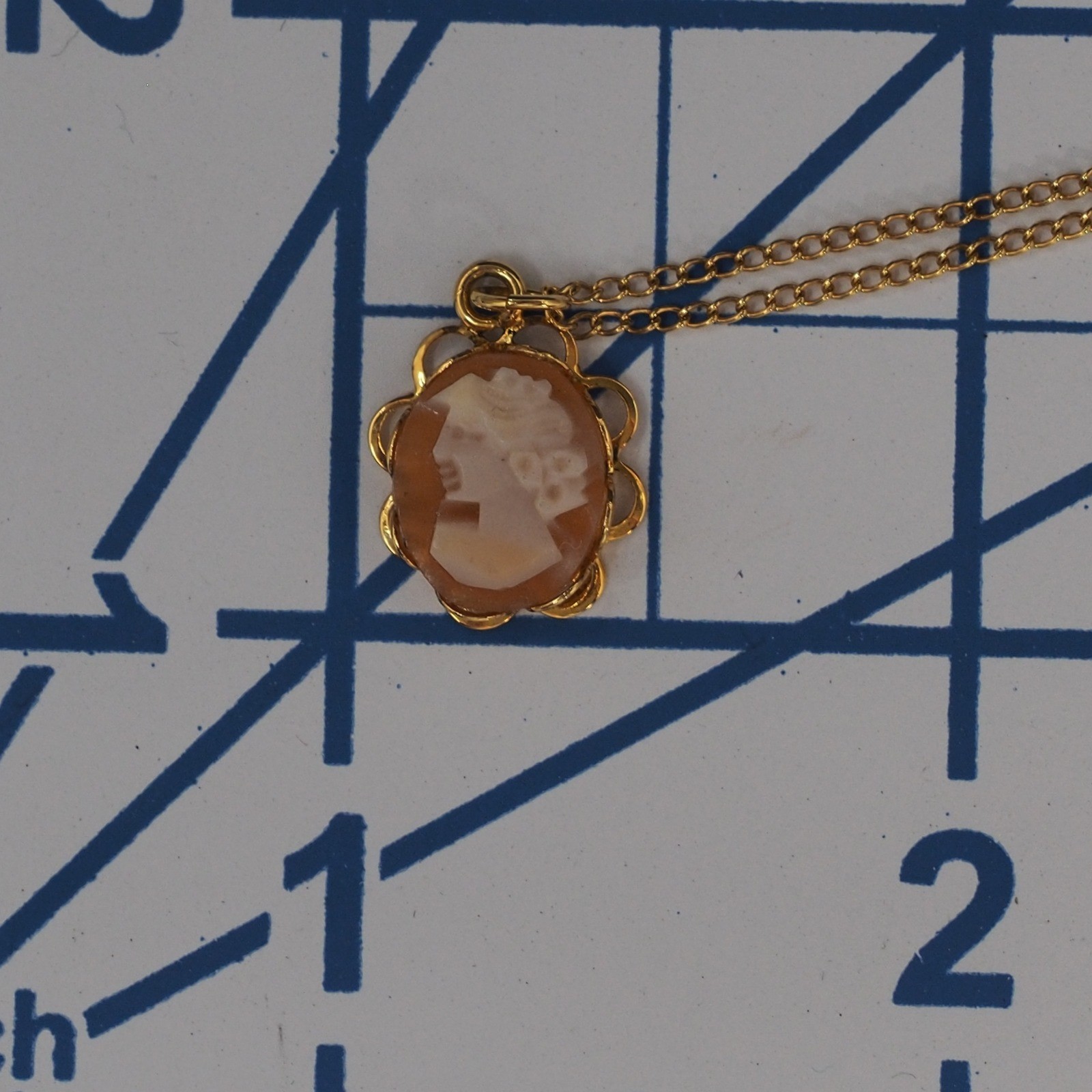 Cameo Pendant 1/20 12KGF 18 Inch Necklace Carved Profile Scalloped Dainty Simple