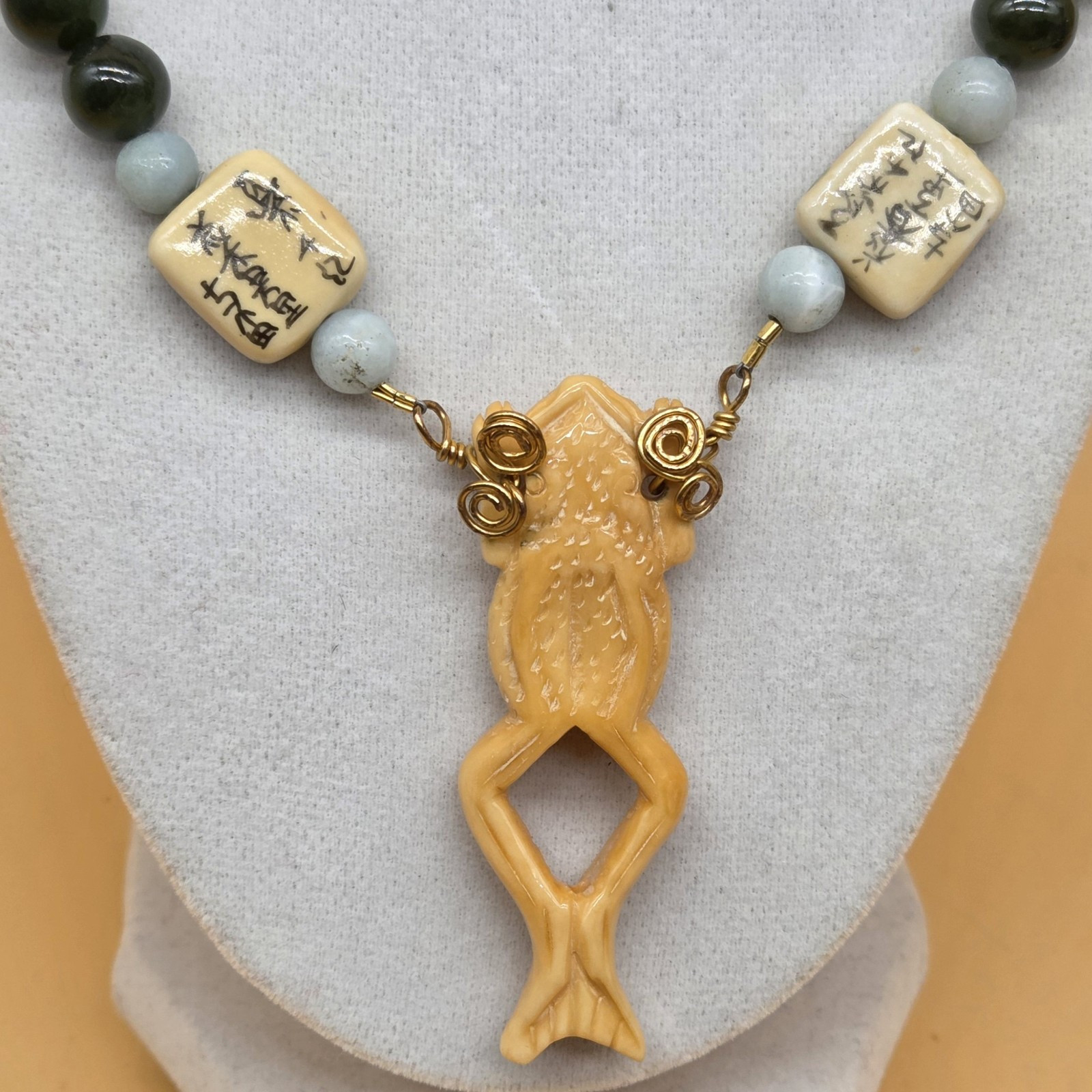 Carved Frog/Lizard/Alligator Reversible Jade/Agate Stone Necklace & Earrings