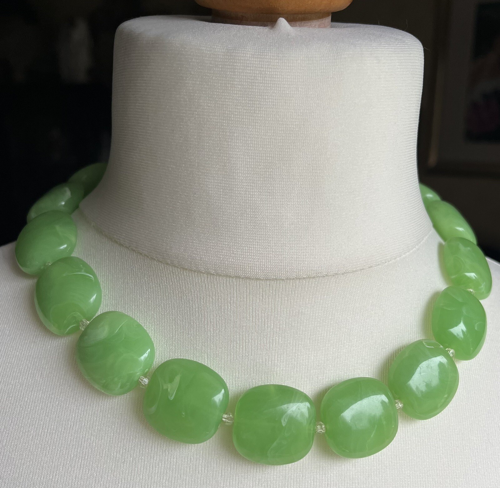 APPLE GREEN BEADS – ADJUSTABLE LENGTH