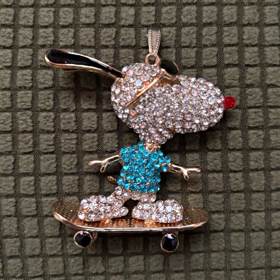 Bling Snoopy “Joe Cool” Skateboard Crystal Rhinestone Pendant / Charm