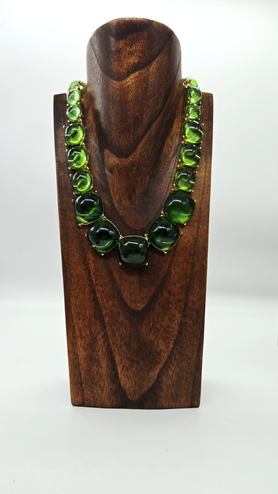 Gripoix Style Necklace Green Cabochon Gold Tone Graduated Jelly Belly 18.5 in