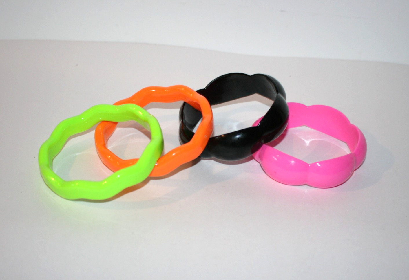 Womens 4 Set 80’s Style Multicolor Plastic Scalloped Bangle Bracelets