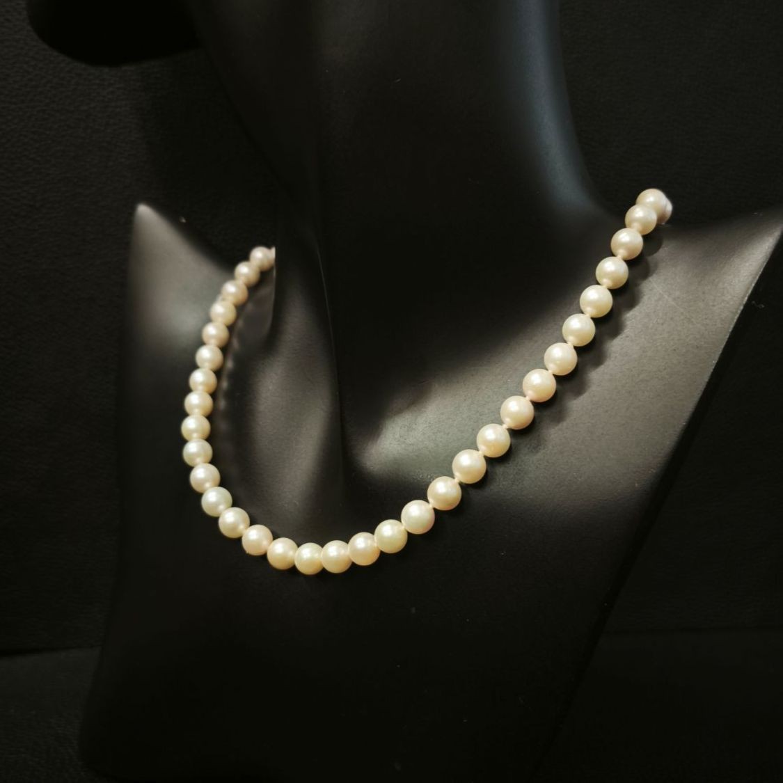 Excellent Condition Genuine Akoya Pearl Necklace 6.7mm 41cm Length Silver Chain