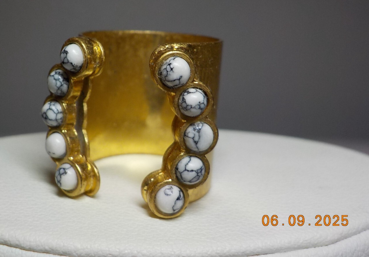 GOLDTONE METAL WIDE OPEN FACE RING/BAND WITH BLACK/WHITE STONE BEAD ACCENTS SZ 6