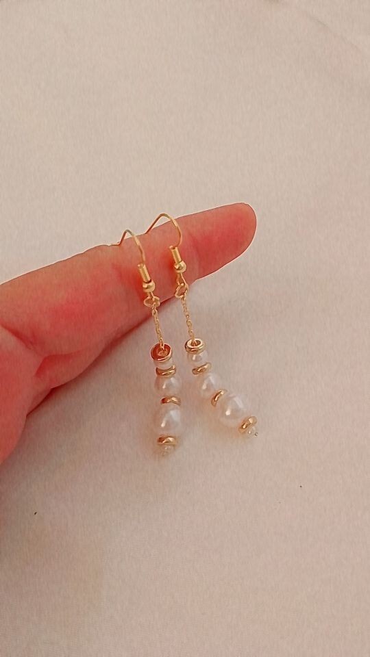 A distinctive and beautiful earring for elegant women who love beauty. It is cha