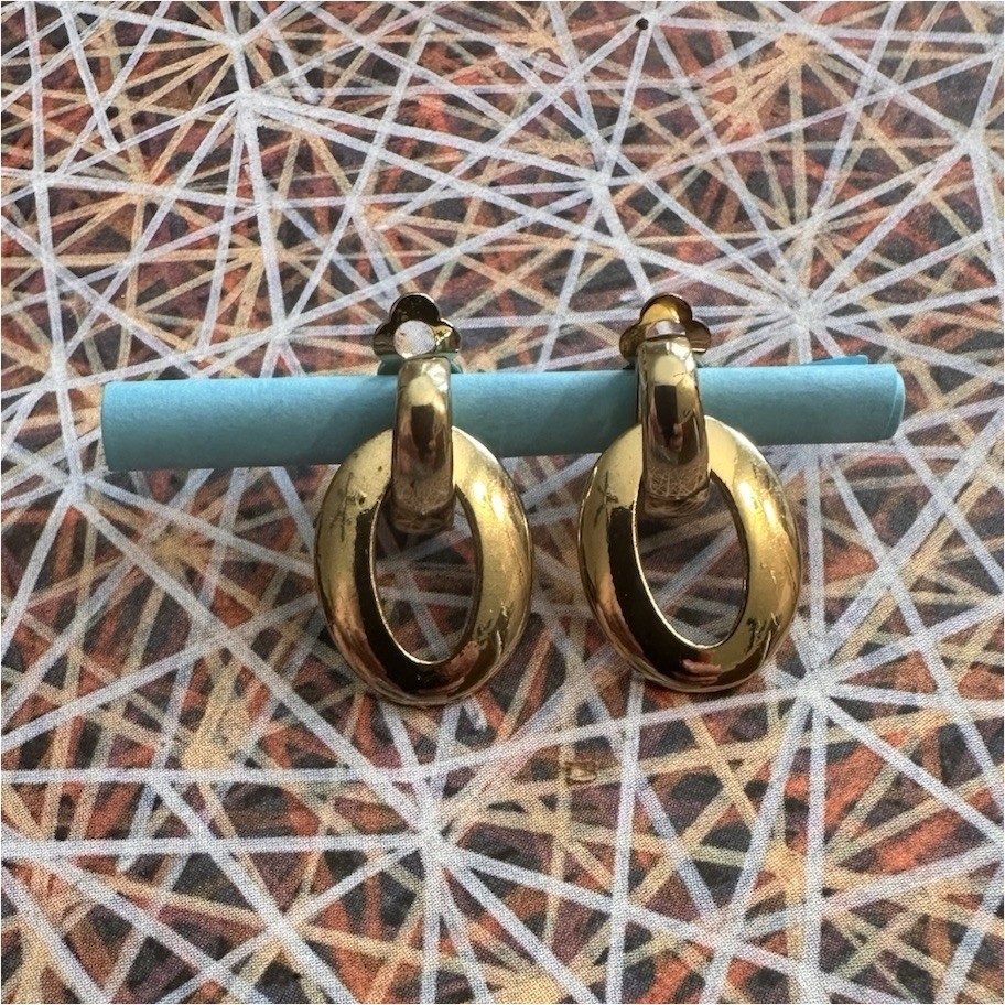 90s vintage Gold Tone Textured Oval Dangle/Drop Clip-On Earrings No Stone Metal