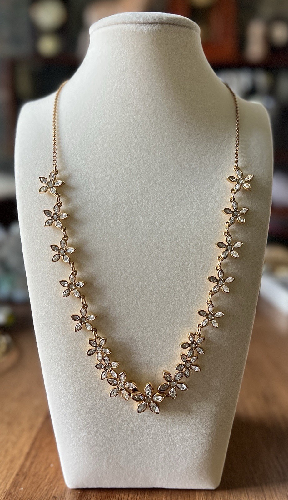 Stanning VERY RARE AUTHENTIC Swan Swarovski Gold Plated Flower Necklace 17″