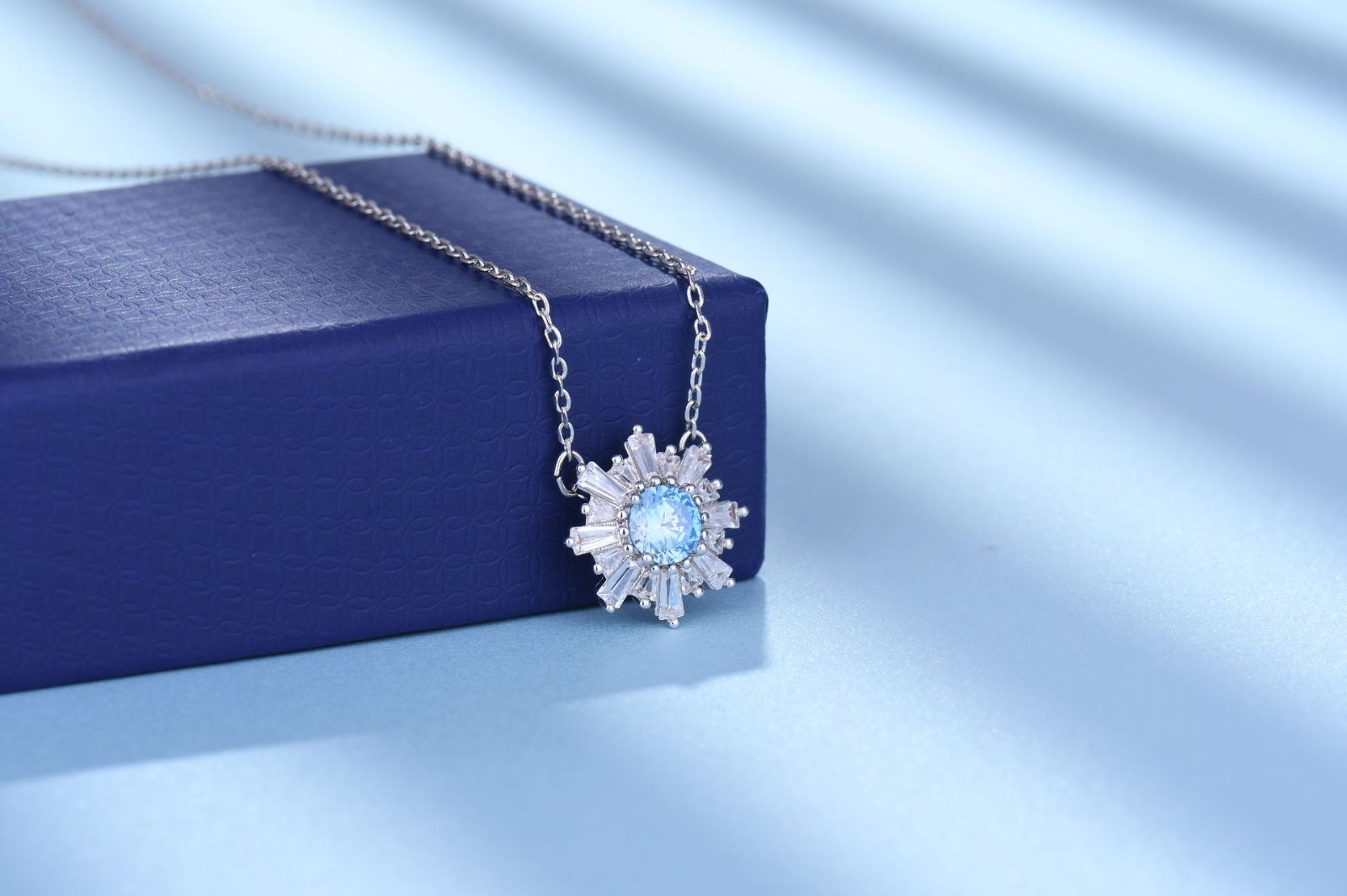 Swarovski Elements Sunflower Necklace – Sparkling Flower Crystal Clavicle Chain