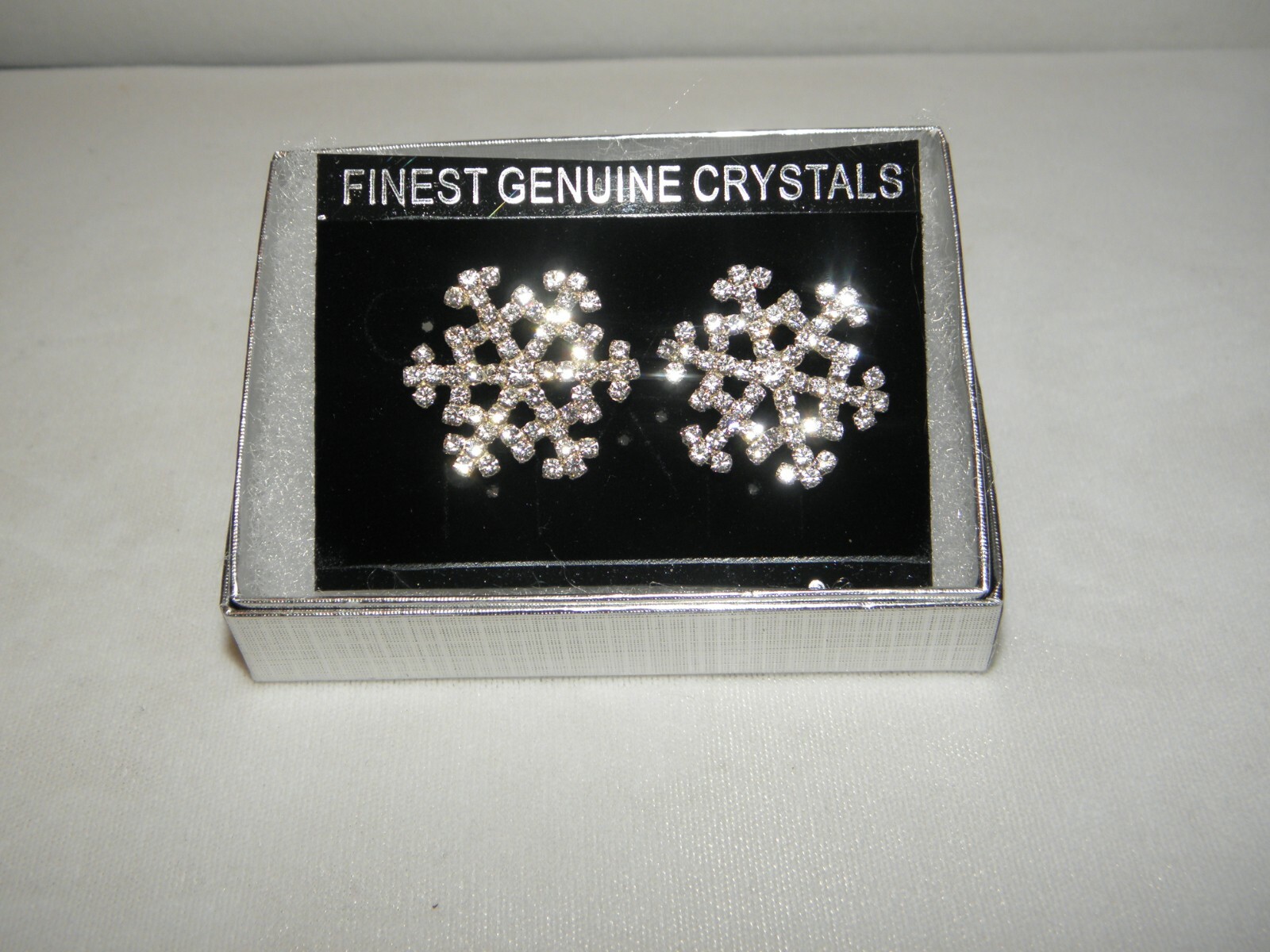SNOWFLAKE EARRINGS AUSTRIAN CRYSTAL WEAR ALL WINTER WEDDING / CHRISTMAS GIFT