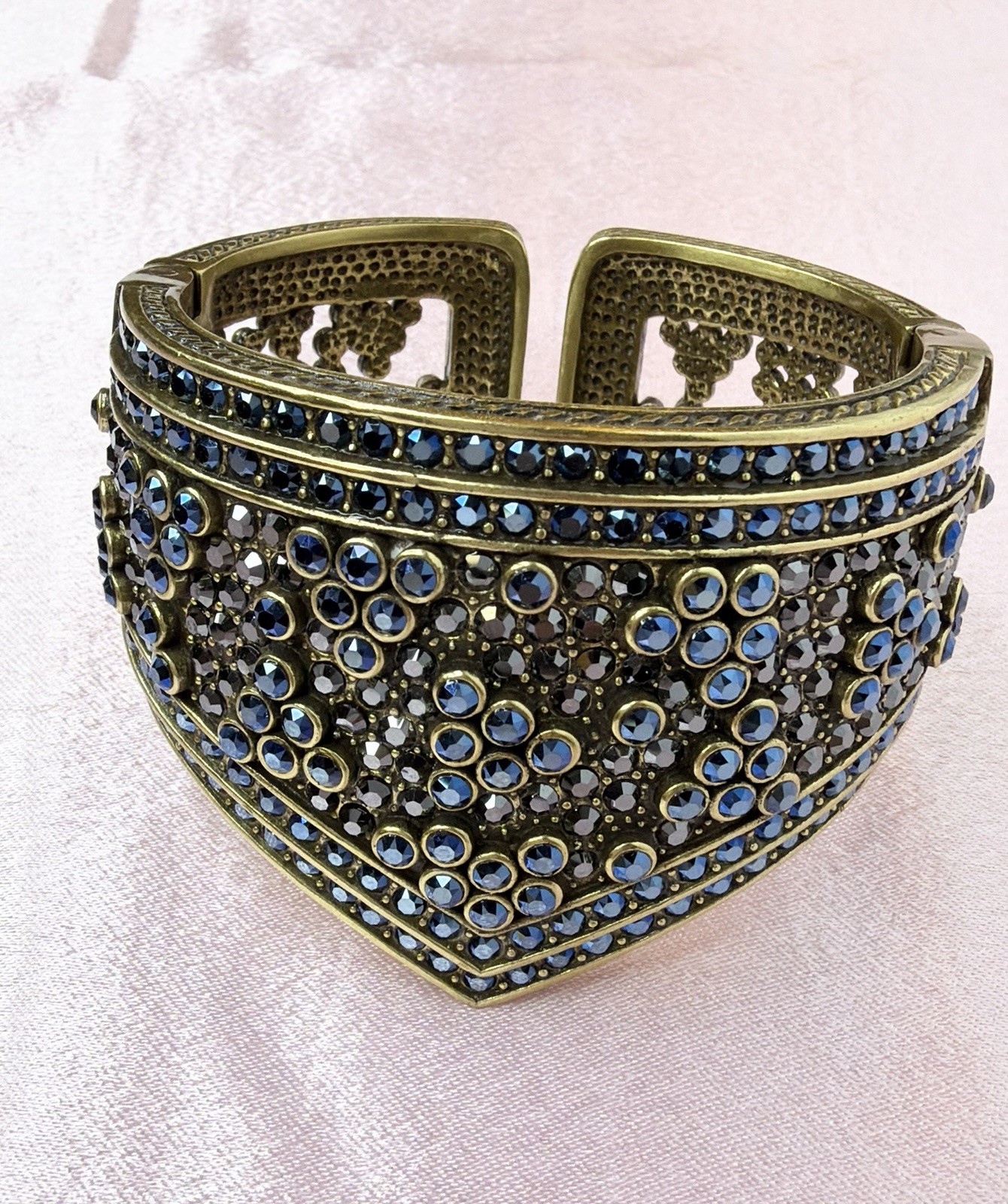 Beautiful ❤️ Heidi Daus Blue Crystal Hinged Bracelet/Cuff 😻