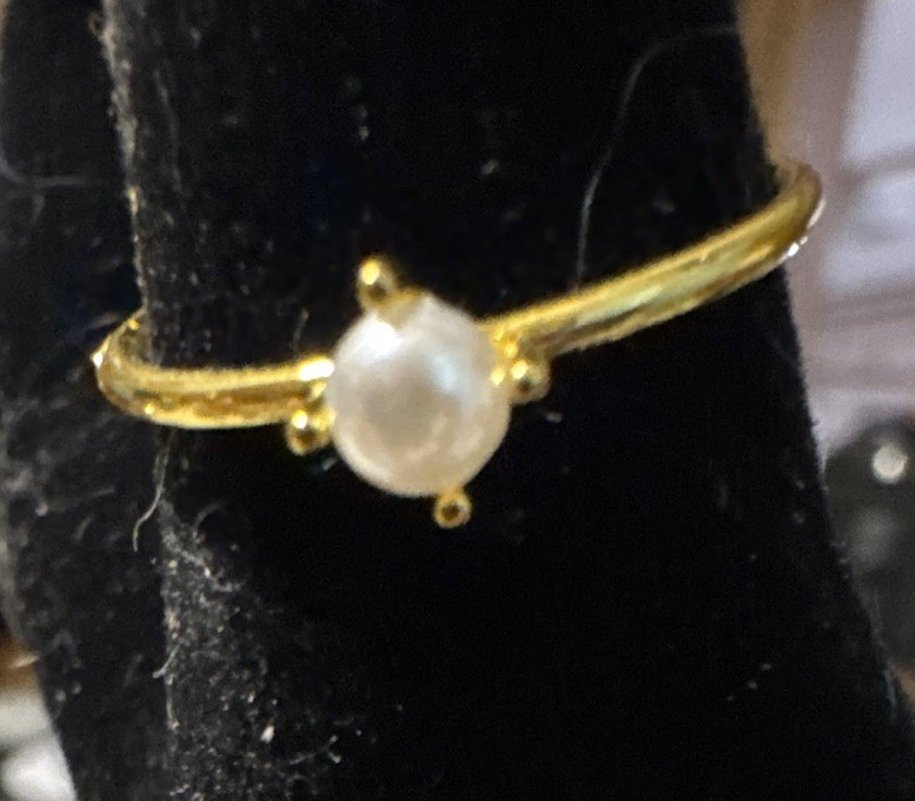 Gold Tone Band Ring w/ Round White Pearl Prong Set, Size 7.5, New