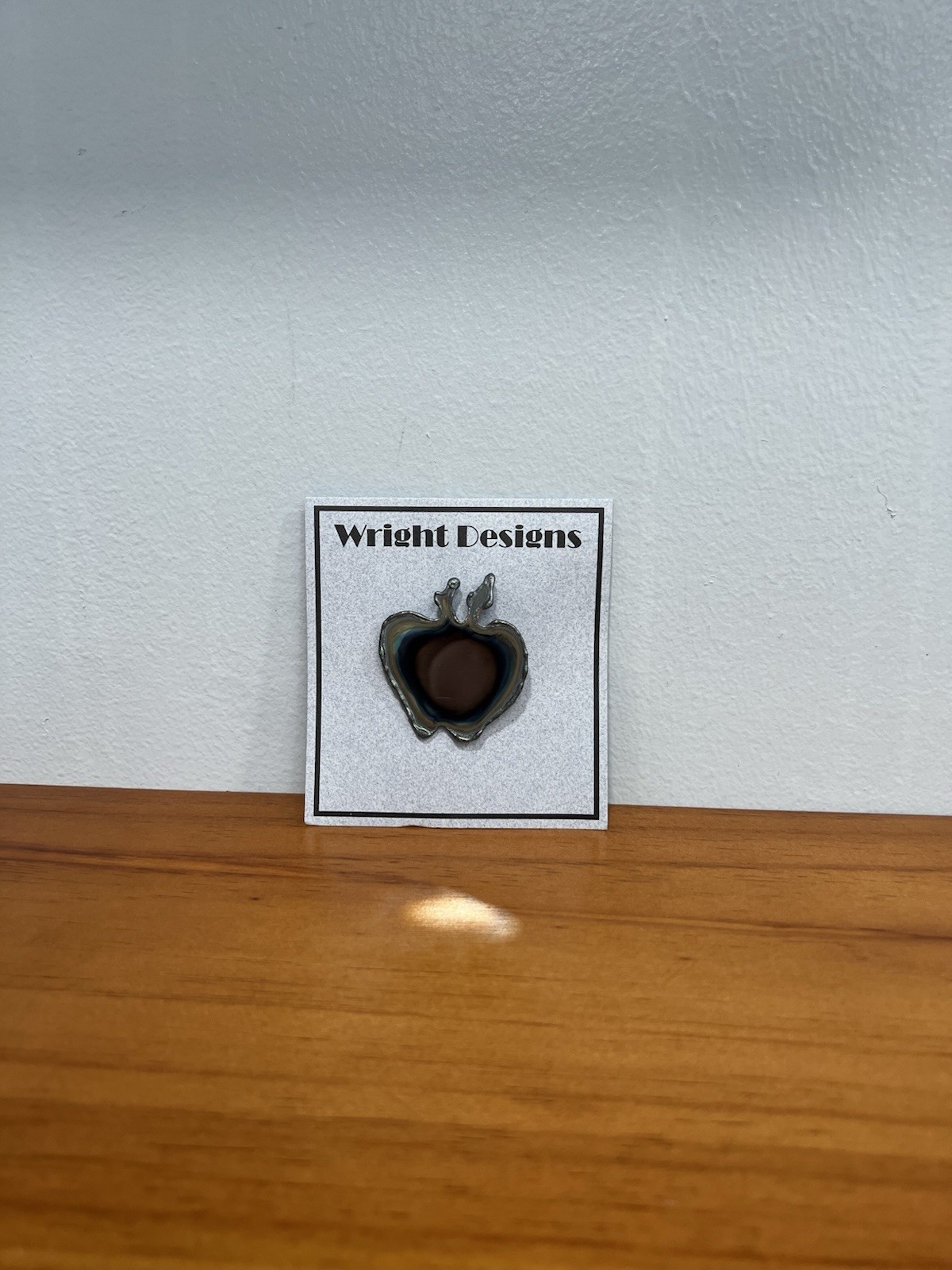 WRIGHT DESIGNS Metal Apple Brooch Pin NEW On Card 2 Scratches See Photo 7