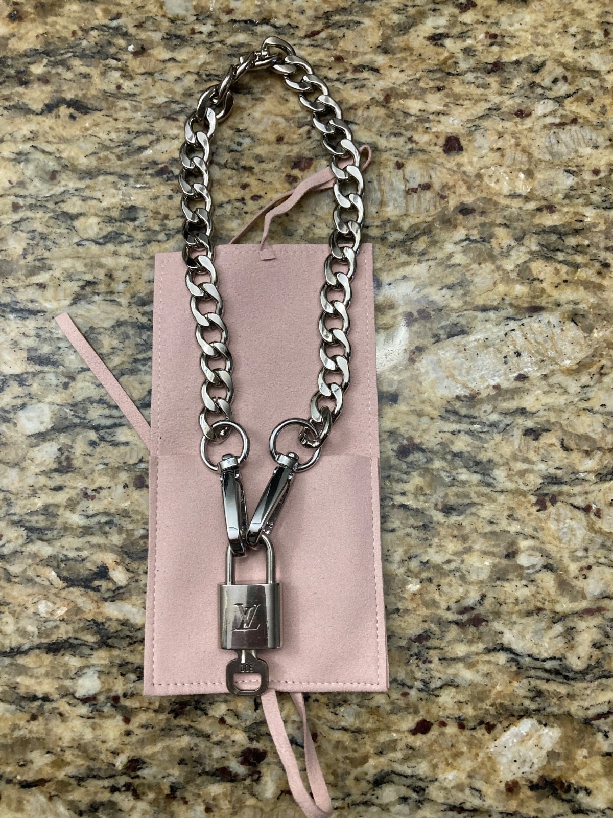 Authentic Louis Vuitton silver lock&key#300 unbranded choker necklace rare💖