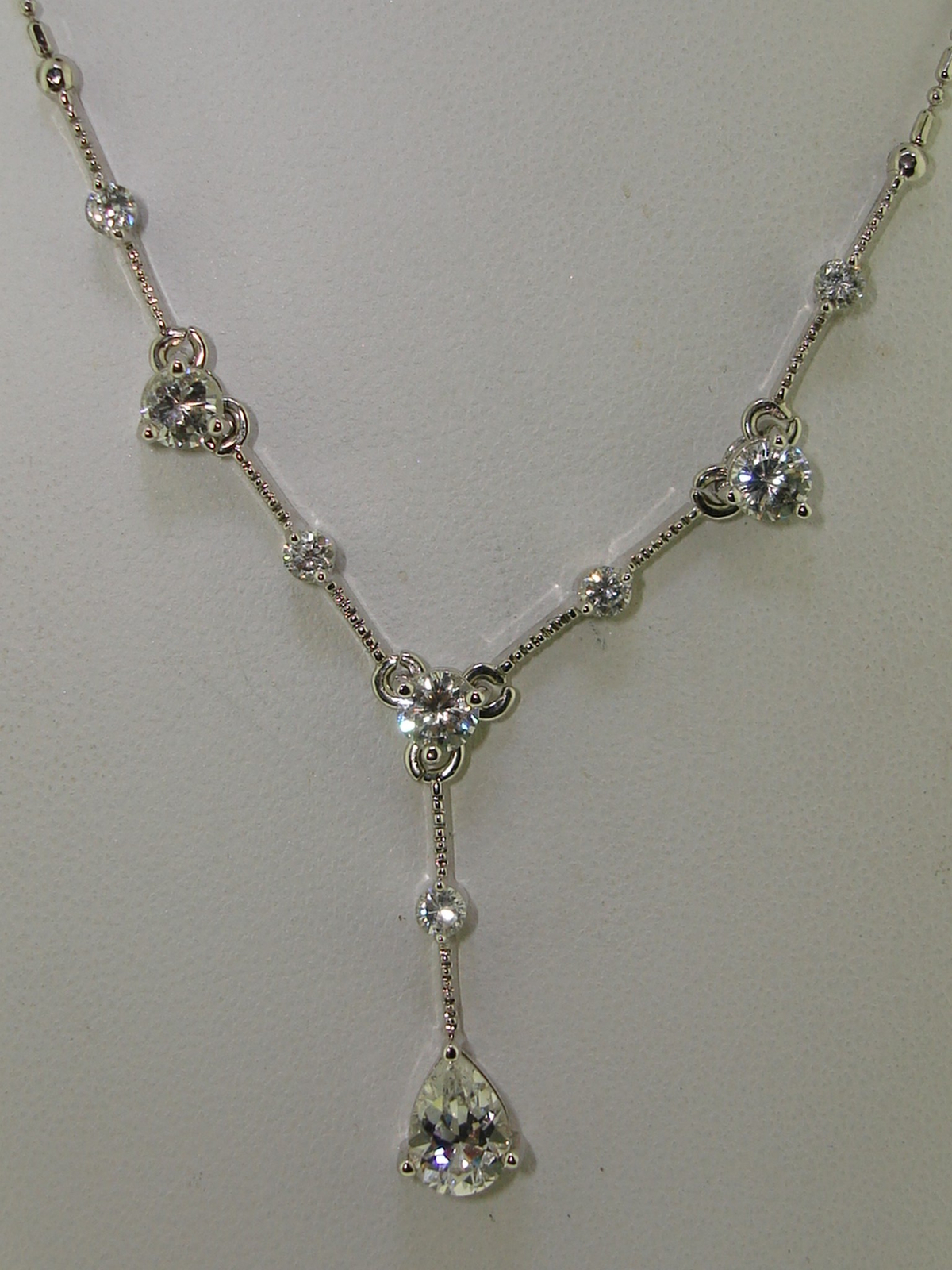 BEAUTIFUL SILVER APPROX. 1+ CTW SPARKLING DQ CZ PENDANT NECKLACE!
