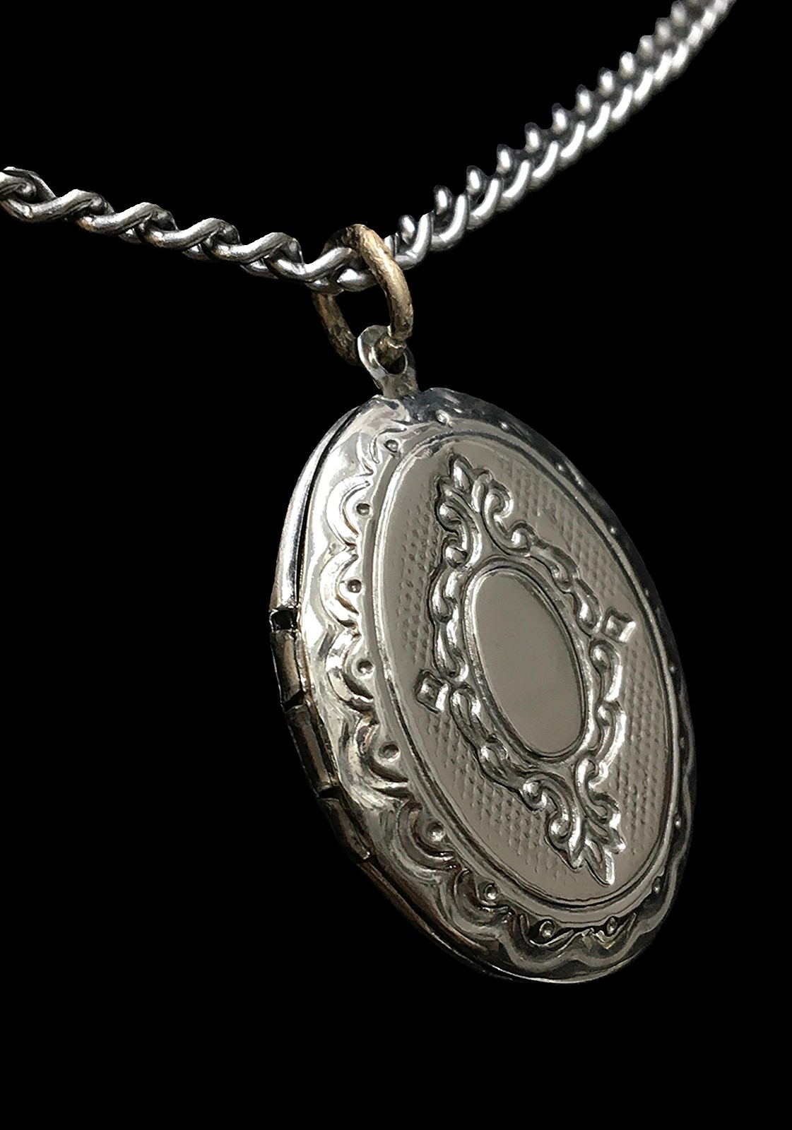 Oval Etched Silver Tone Locket Pendant Chain Necklace Vintage