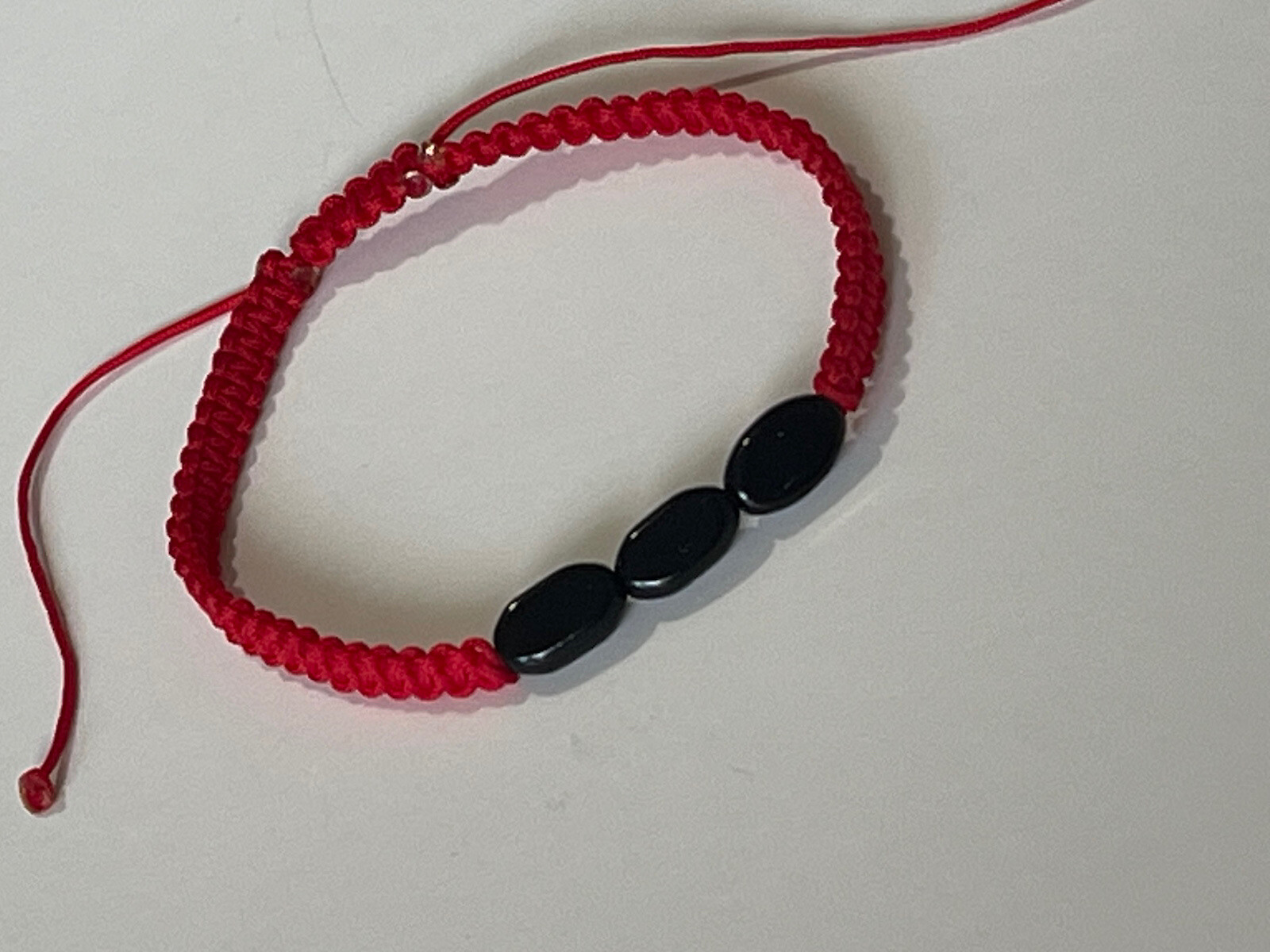 Pulsera Roja Triple Onyx Negras para la proteccion general de la vida