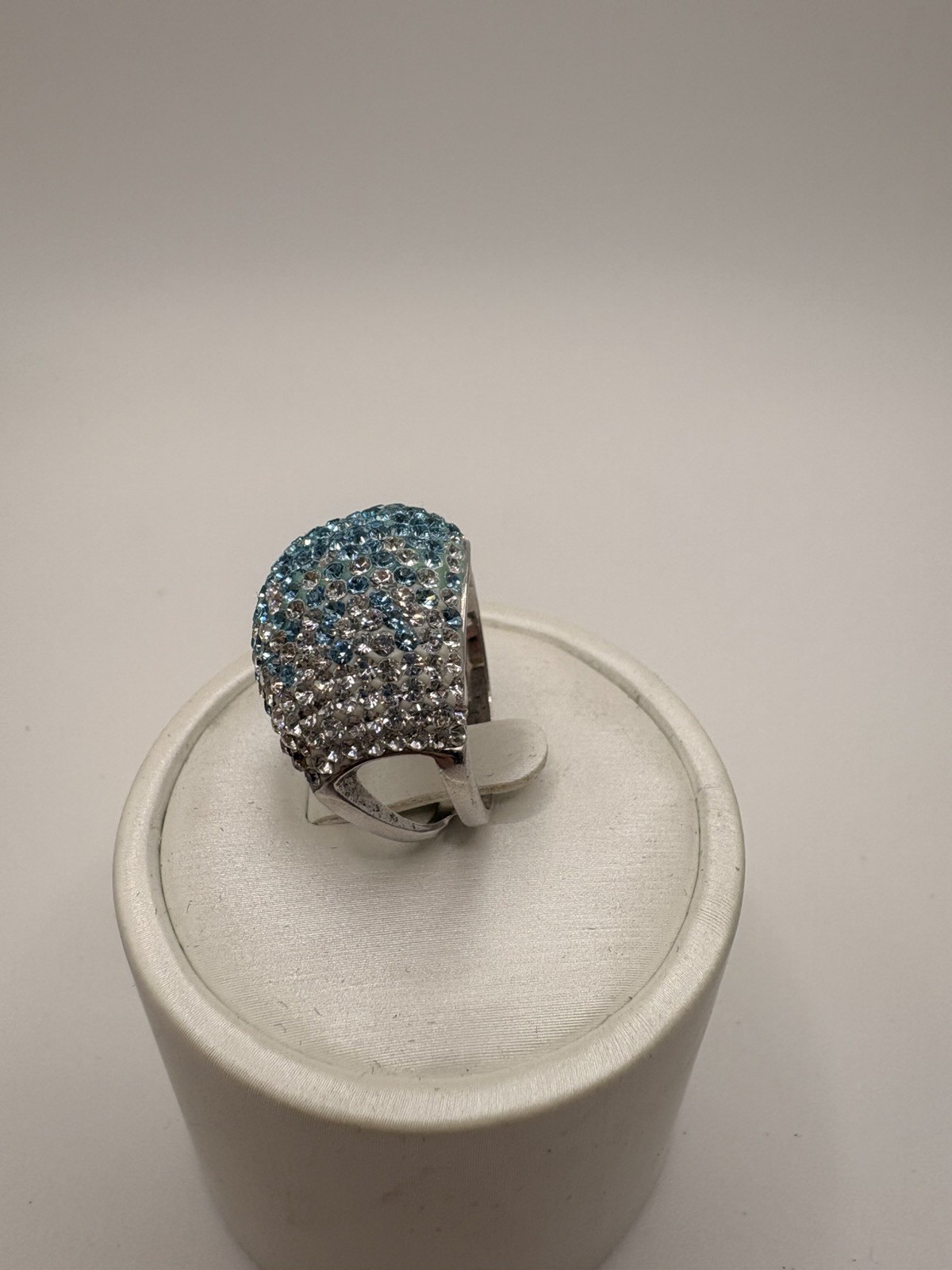 Sterling Silver Ring 0.2 oz Fine Jewelry Sz 9 White & Blue Shade Stones Ombre