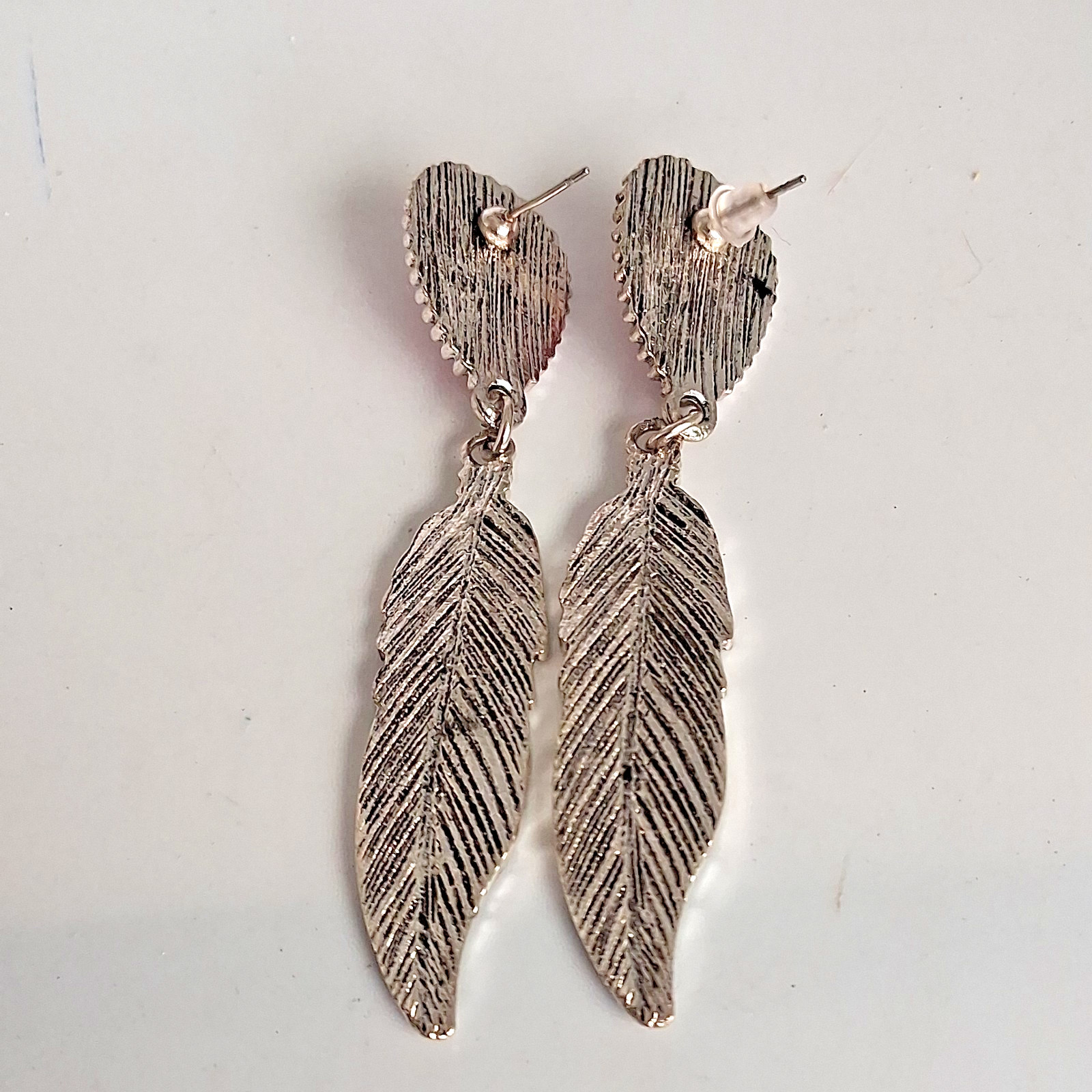 Rustic Couture’s Pierced Hot Pink Stone Silver Tone Feather Earrings 3 1/4″NWT