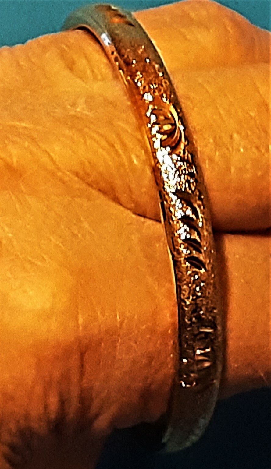 Unmarked Vintage Goldtone Cut Design Small Bangle Bracelet 2 3/8″ Int Diameter
