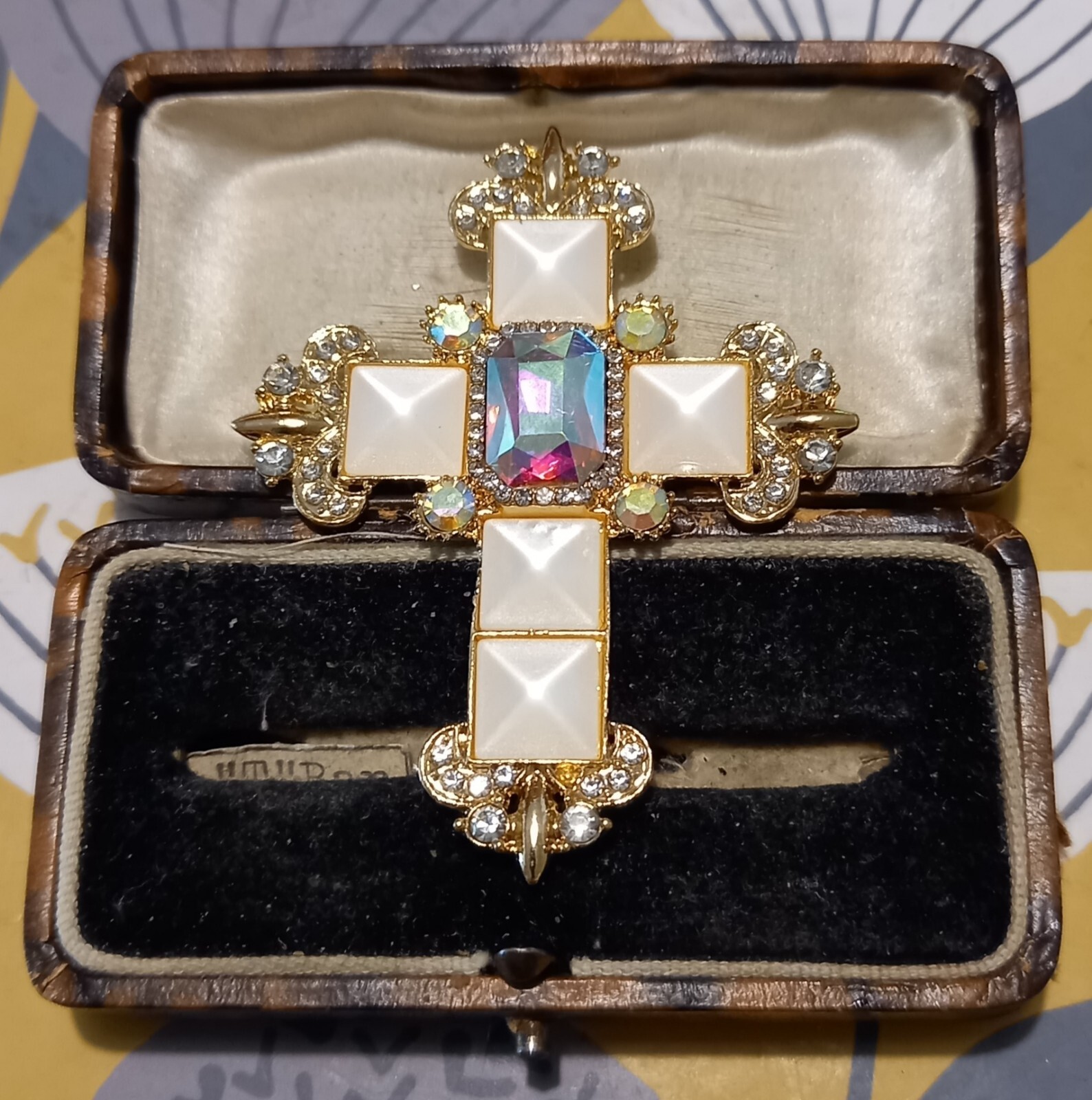 VINTAGE STYLE GOLDTONE CROSS BROOCH IRRIDESCENT GORGEOUS MEDIEVAL GLAM SPARKLY