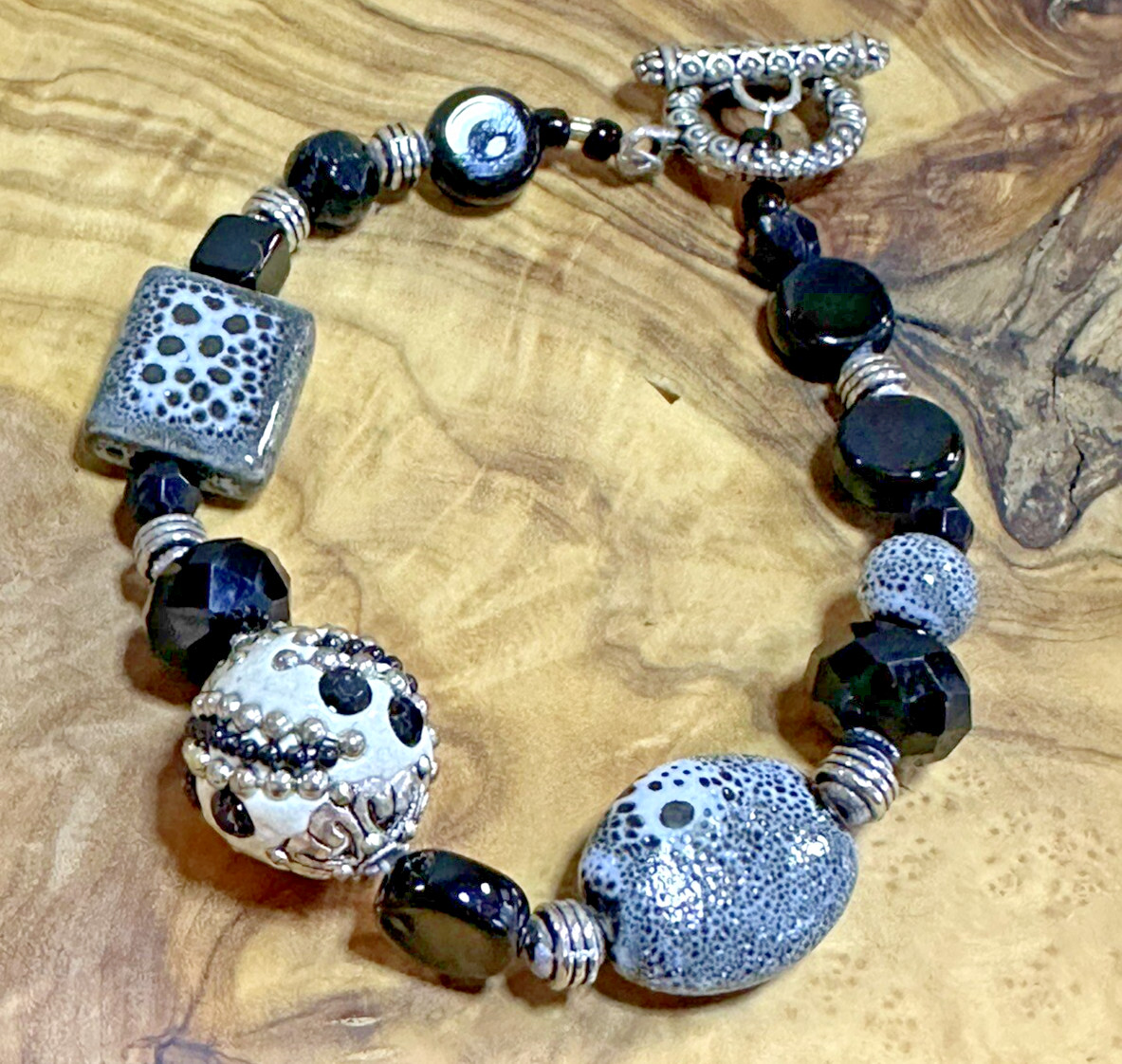 Artisan Silver Tone Black Gray White Beaded Bracelet 9” Round Beads Toggle Clasp