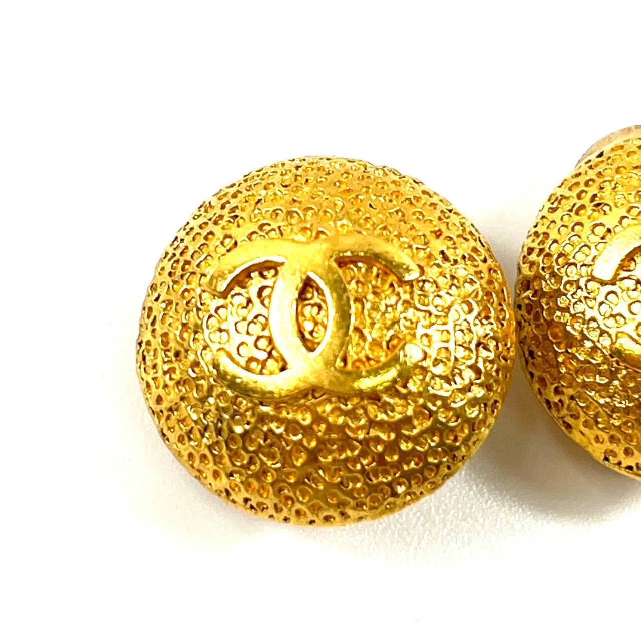 CHANEL 96P CC COCO logo Earrings Round Gold Vintage Authentic accessory JAPAN