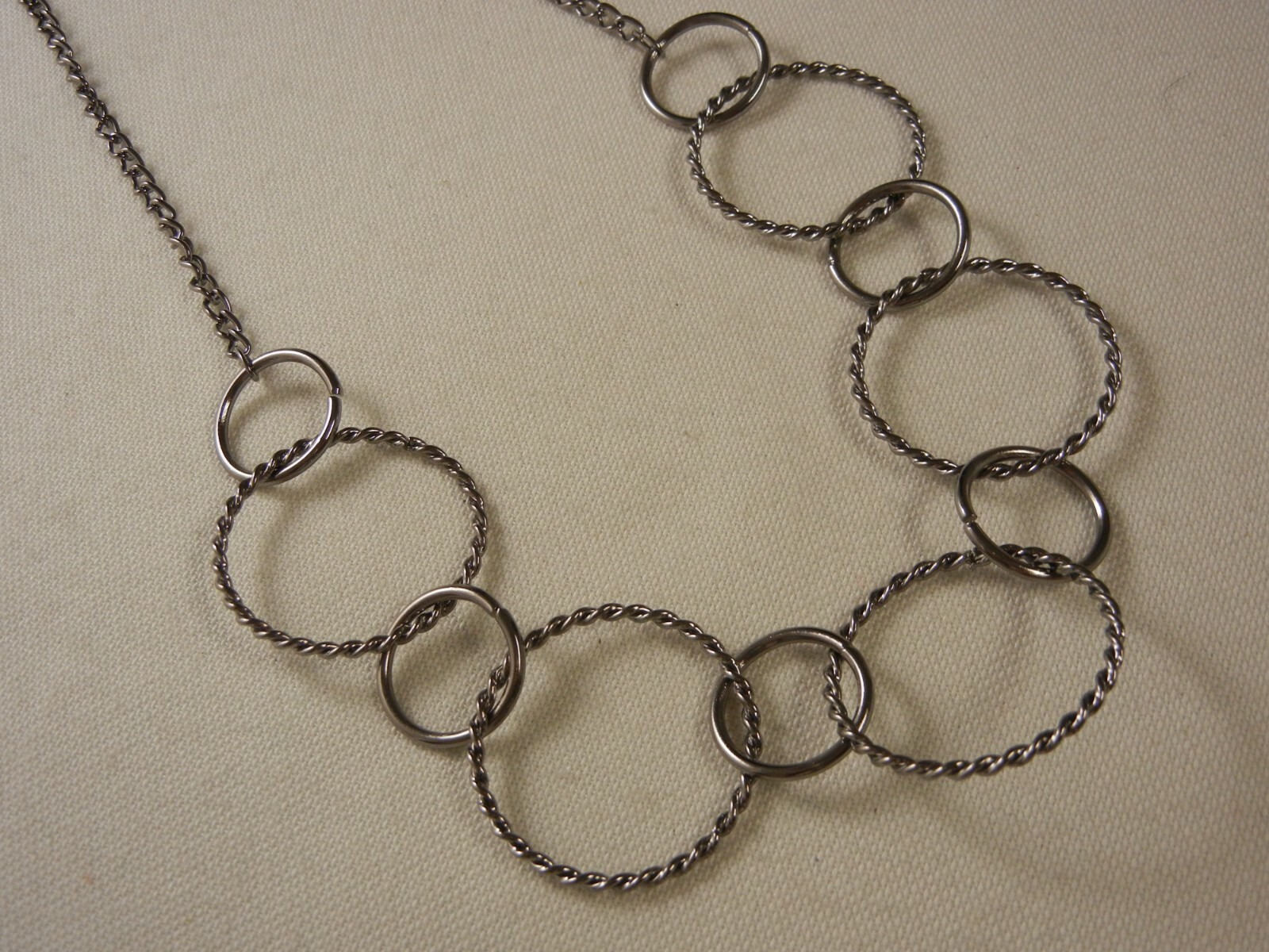 Pretty Dark Silver Tone Round Twisted Circles Link Chain Necklace 24 – 27″