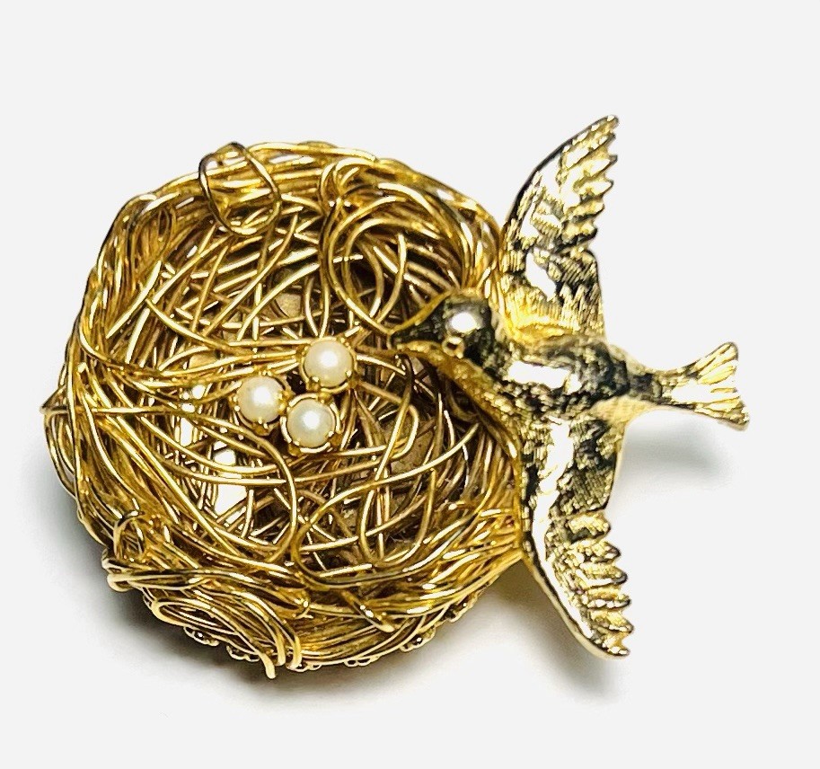 Vintage Signed JEANNE Gold Tone Bird’s Nest Brooch with Faux Pearl Eggs Pin