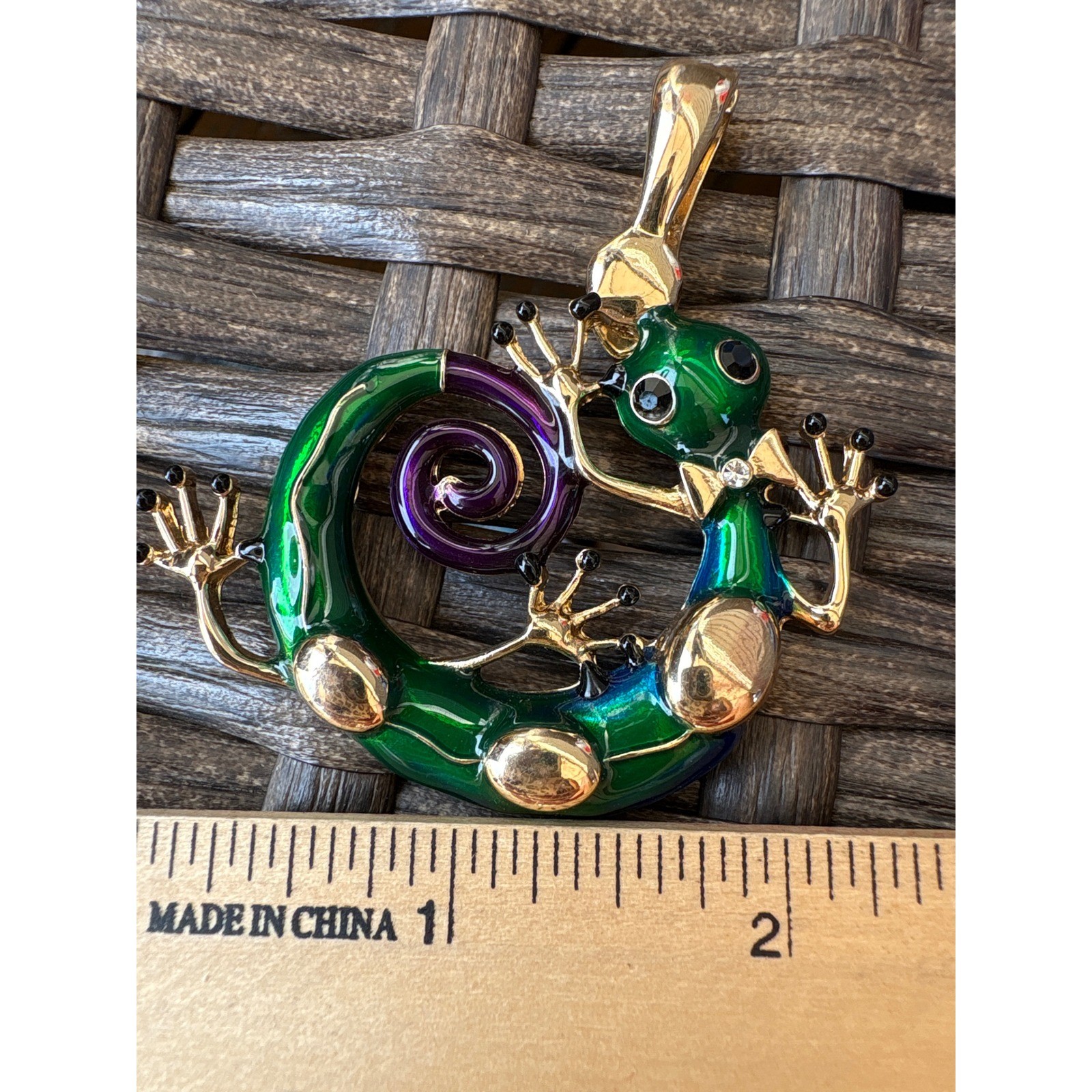 RMN Roman Enamel Lizard Gecko Pendant Gold Tone Green Purple Bow Tie Statement