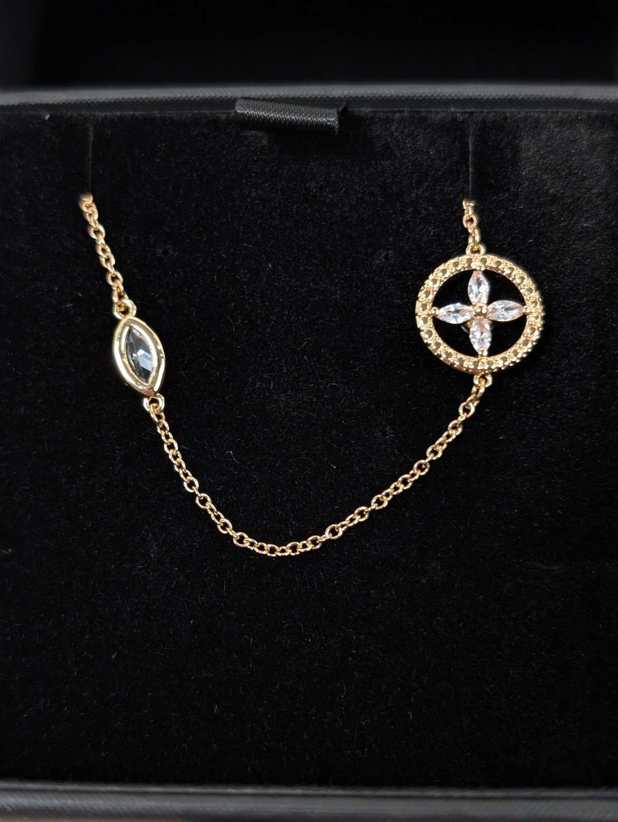 Vince Camuto Gold Tone Rhinestone 4-Leaf Clover Necklace Chain 17″-22″ NIB