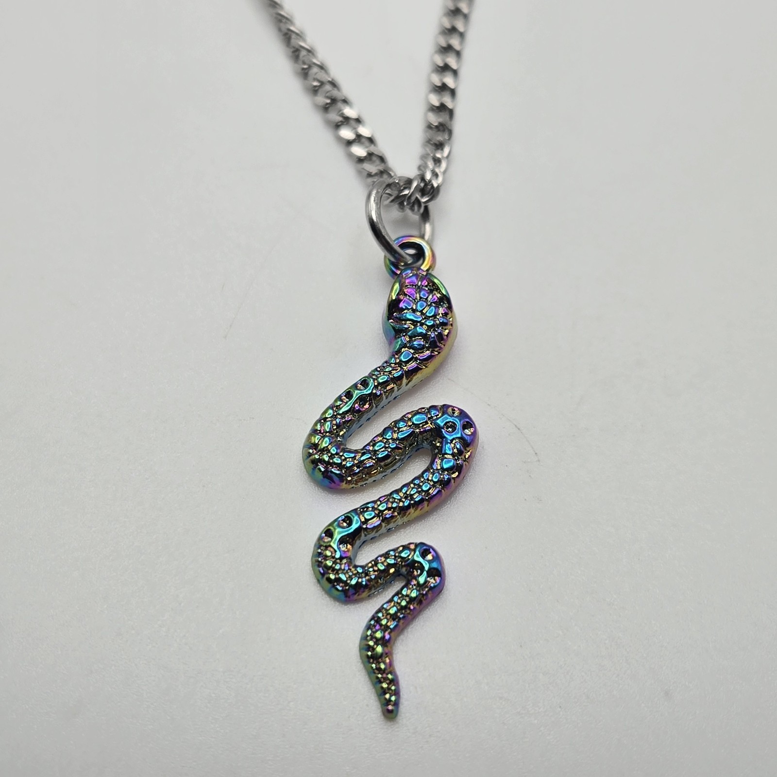 MULTI COLOR SNAKE CHARM / 18″-24″ STAINLESS STEEL CURB CHAIN NECKLACE