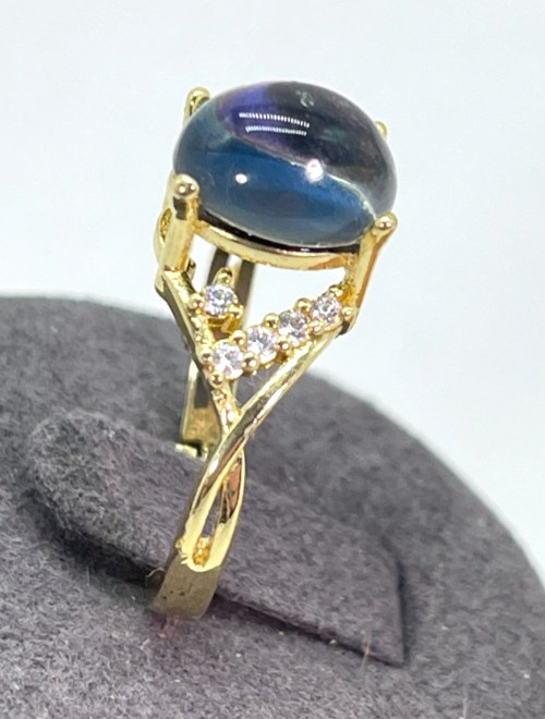 Ring Gold Tone Mood Ring Starts off Blue & Changes Color. Size 7 Adjustable