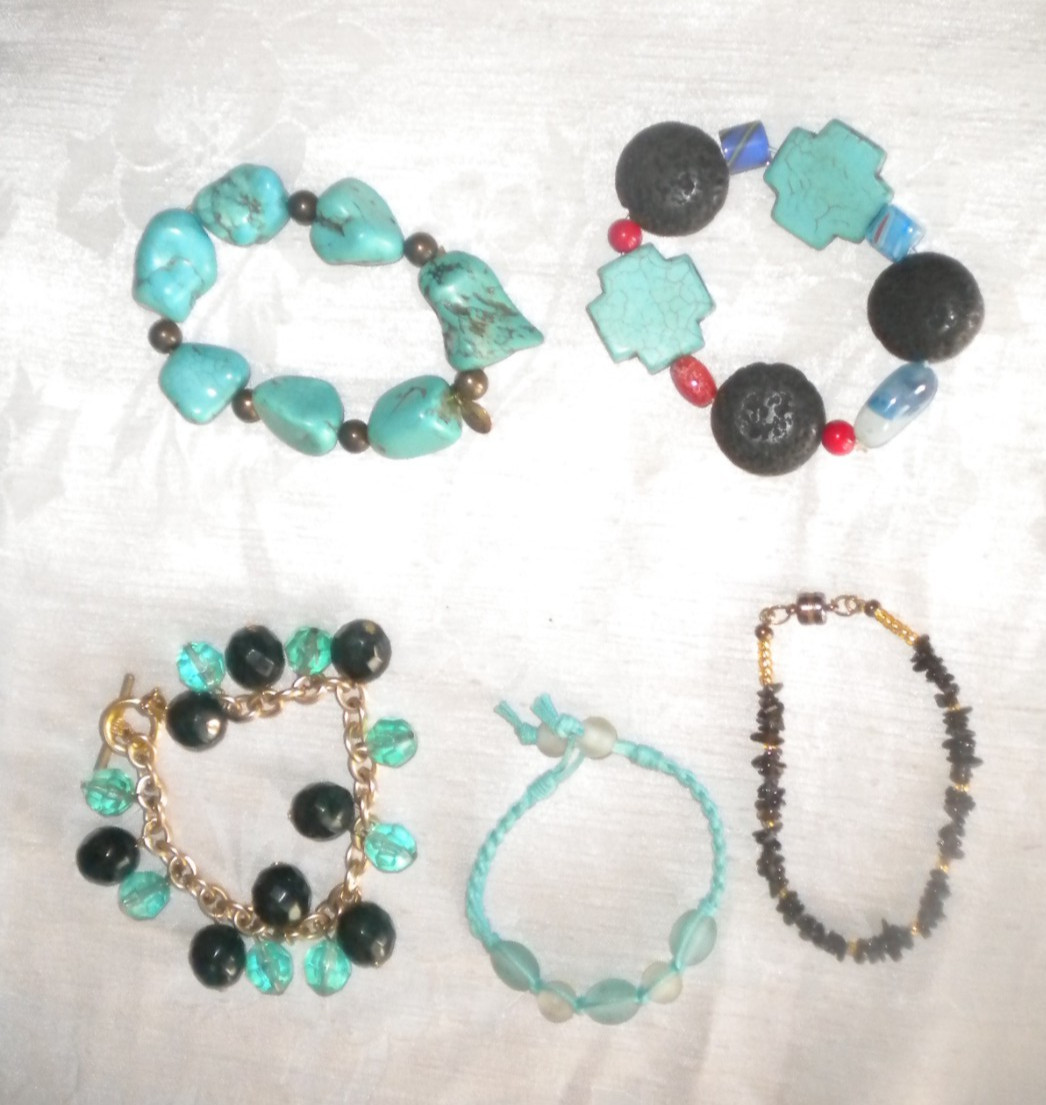 5 Bracelets 2 ARE CHUNKY STRETCH TURQUOISE OR HOWLITE & A GOLDEN CHAIN TOGGLE